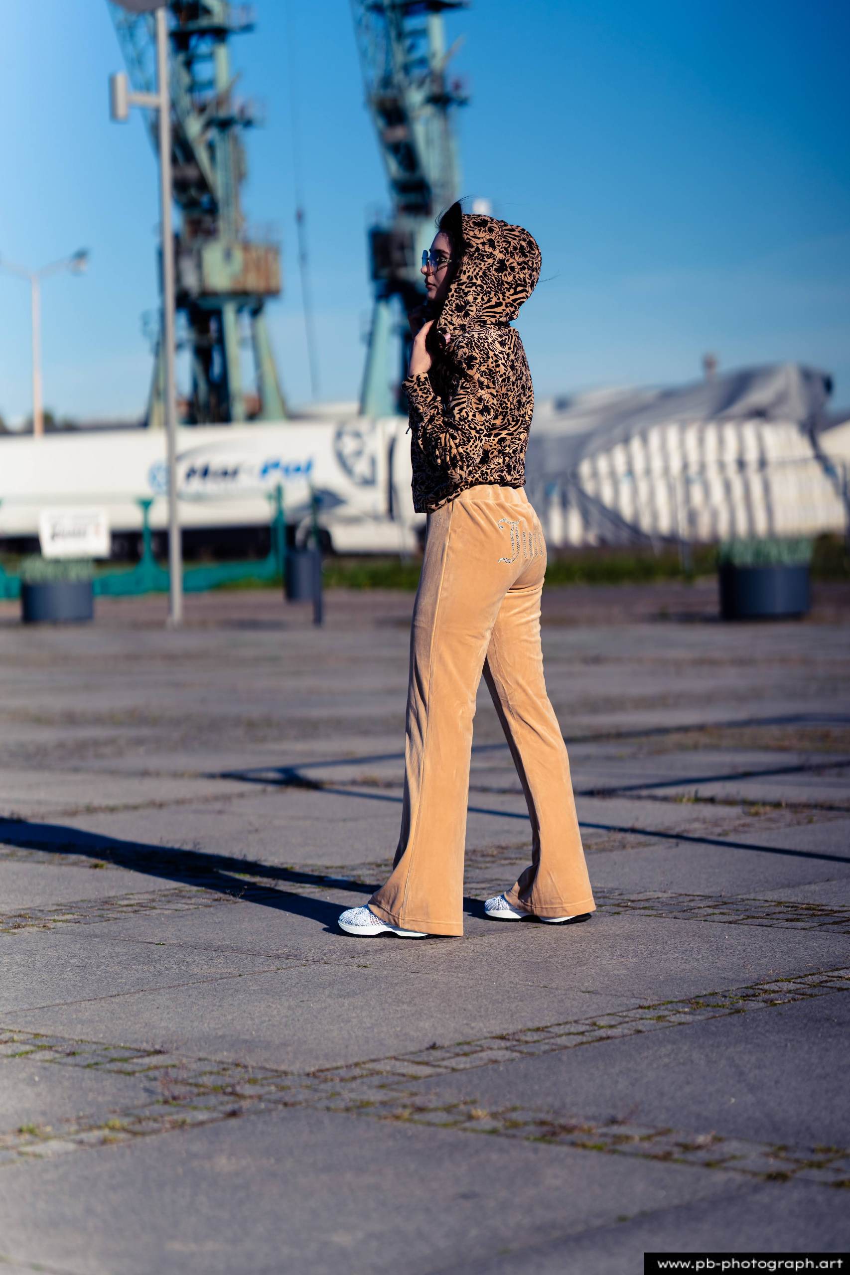 Fotografia produktowa na Łasztowni w Szczecinie — modelka w unikalnej odzieży z najnowszej kolekcji.