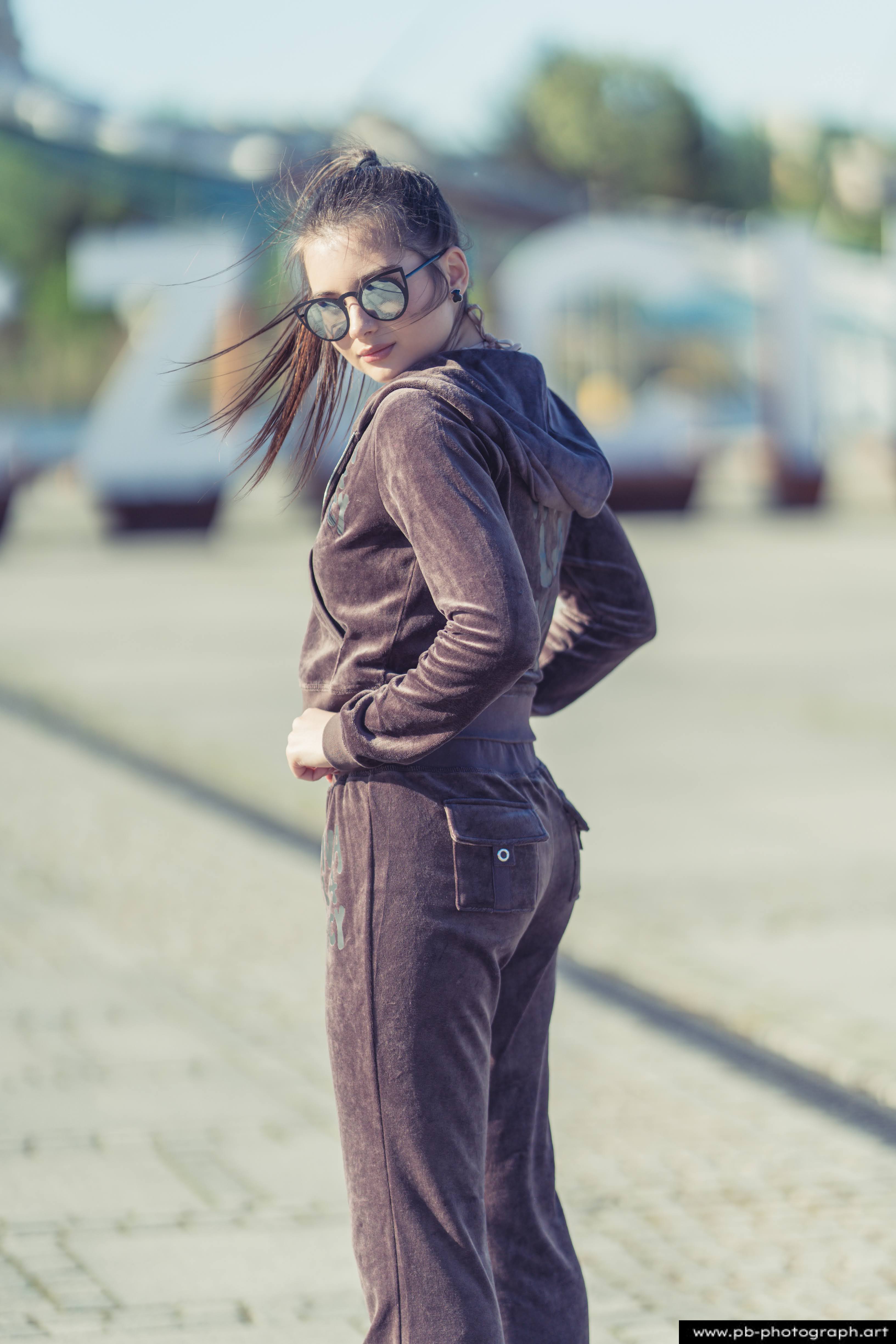 Fotografia produktowa na Łasztowni w Szczecinie — modelka w unikalnym komplecie odzieżowym.