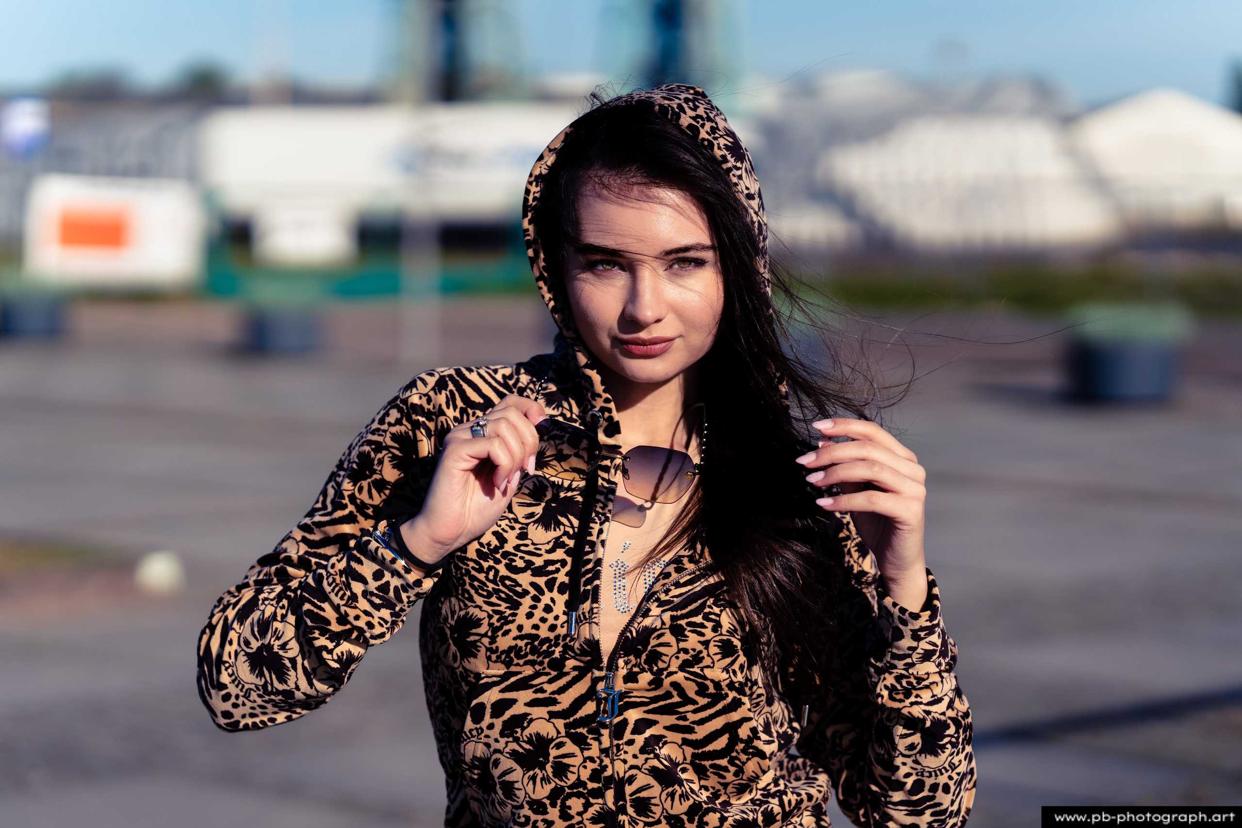 Fotografia produktowa na Łasztowni w Szczecinie — modelka w unikalnej odzieży z najnowszej kolekcji.