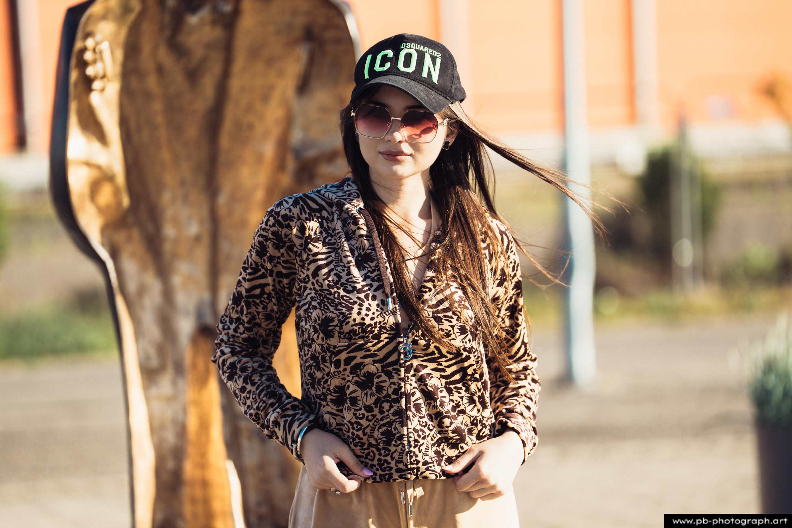 Fotografia produktowa na Łasztowni w Szczecinie — modelka w unikalnej kolekcji odzieżowej.