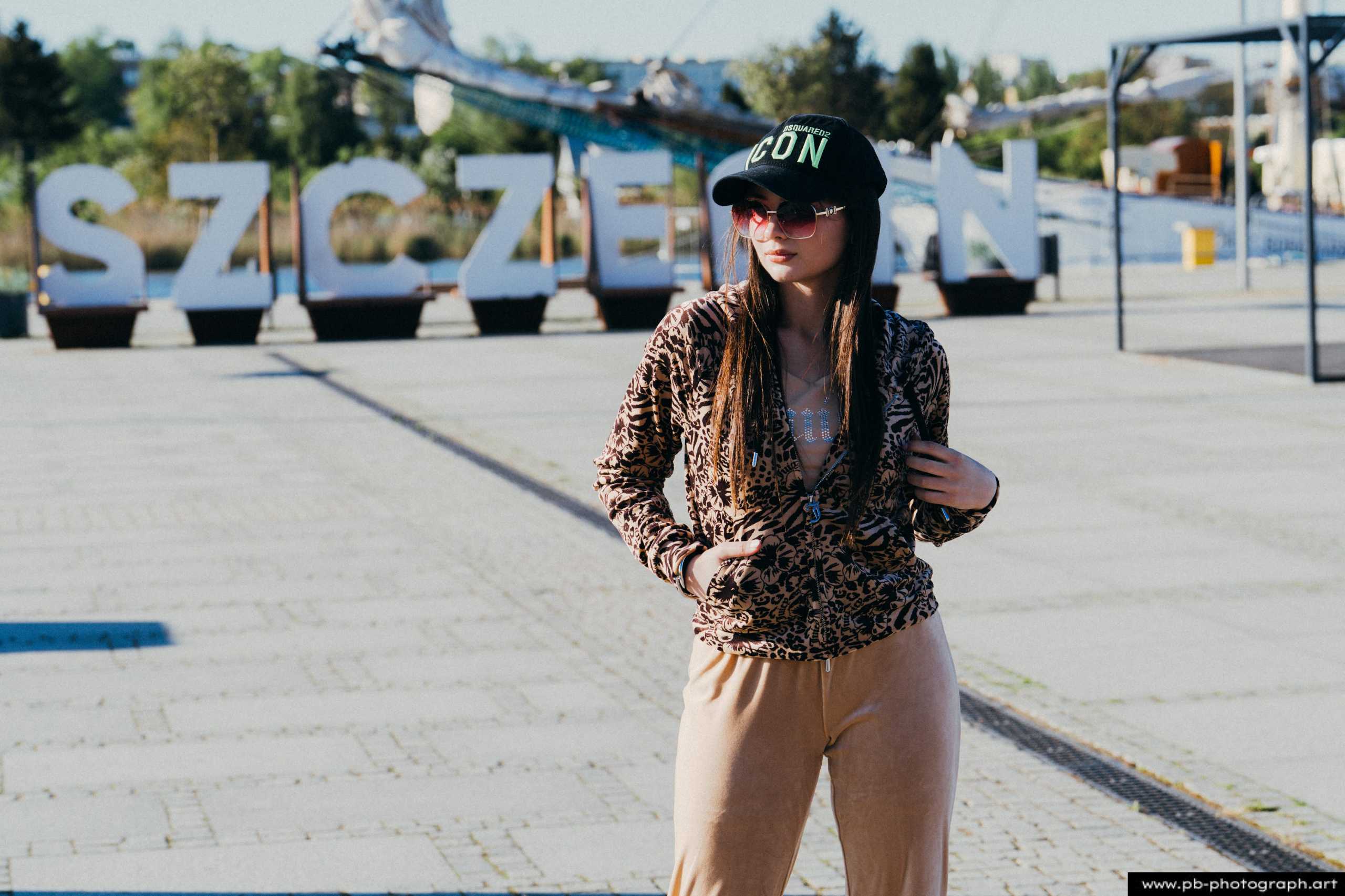 Fotografia produktowa na Łasztowni w Szczecinie — modelka w najnowszej kolekcji odzieżowej.