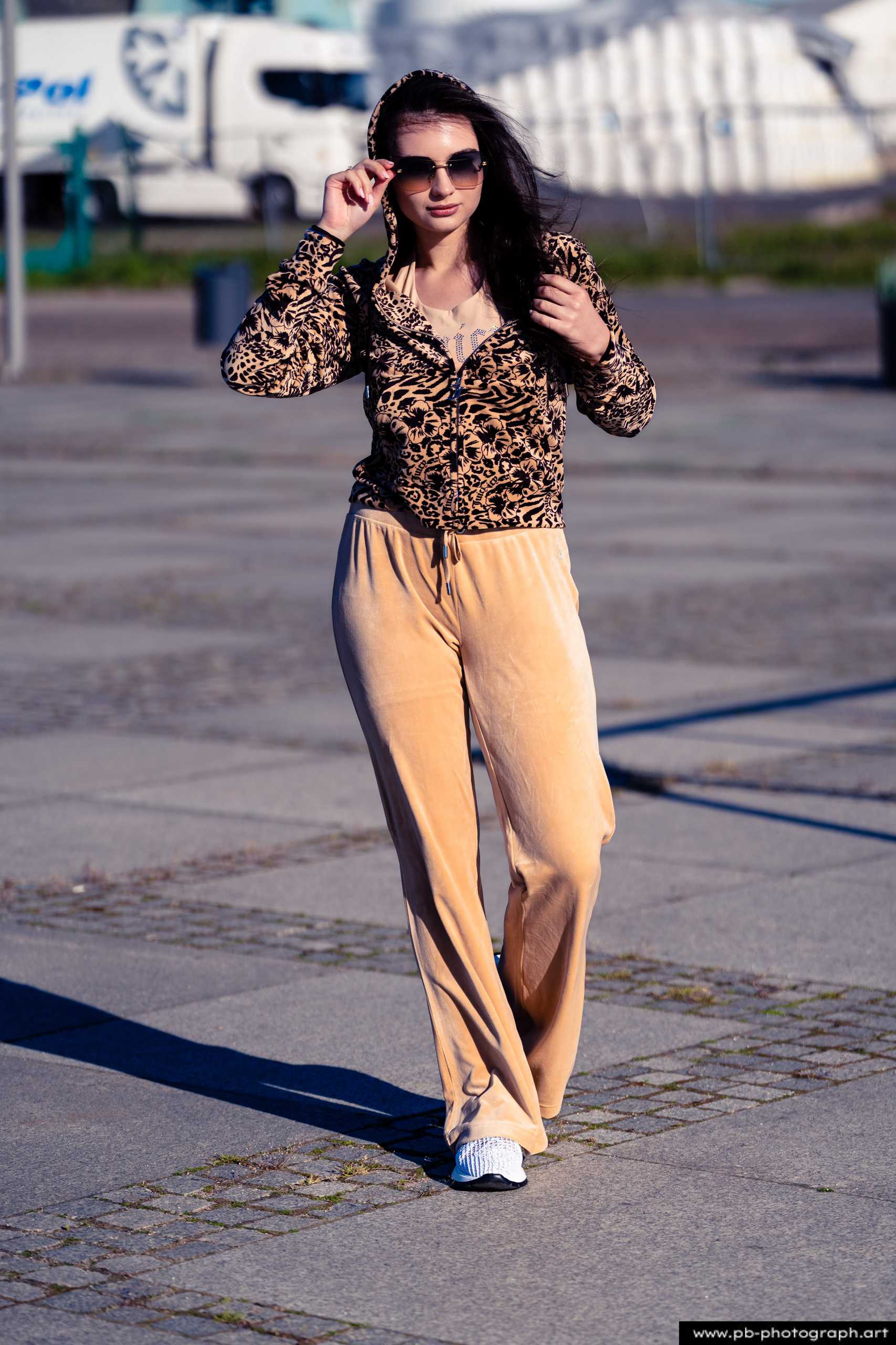 Fotografia produktowa na Łasztowni w Szczecinie — modelka w unikalnej kolekcji odzieży.