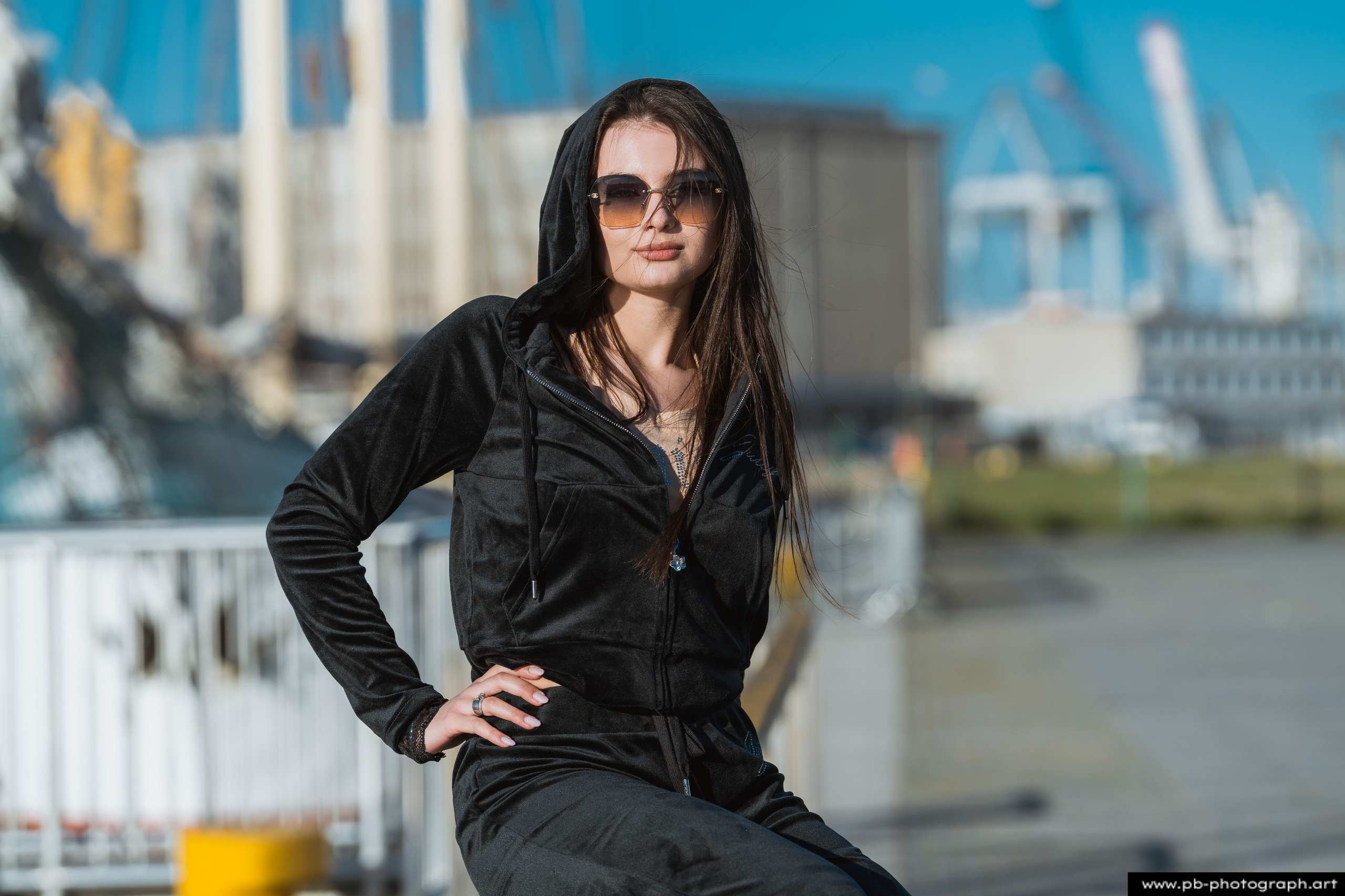 Fotografia produktowa na Łasztowni w Szczecinie — modelka w eleganckim komplecie odzieżowym.