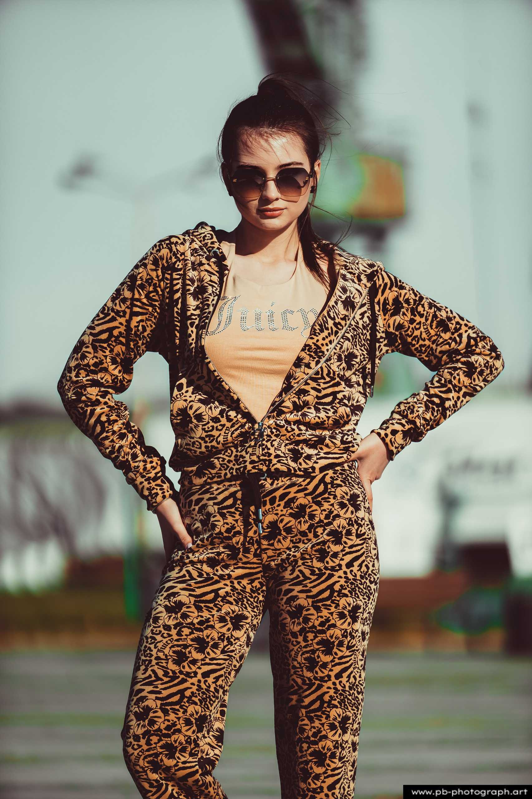 Fotografia produktowa na Łasztowni w Szczecinie — modelka w unikalnym komplecie odzieżowym.