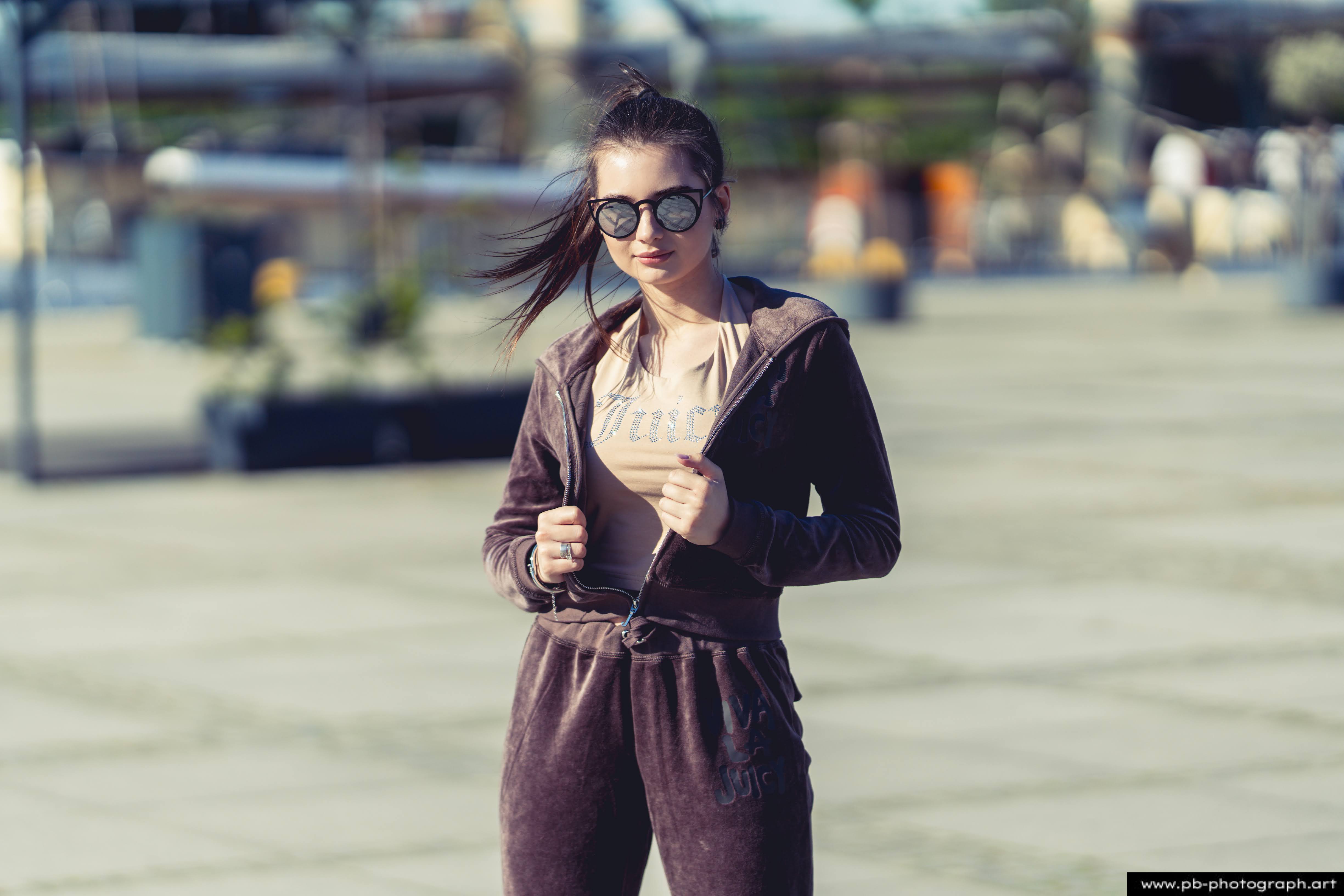Fotografia produktowa na Łasztowni w Szczecinie — modelka w nowej kolekcji odzieży sportowej.