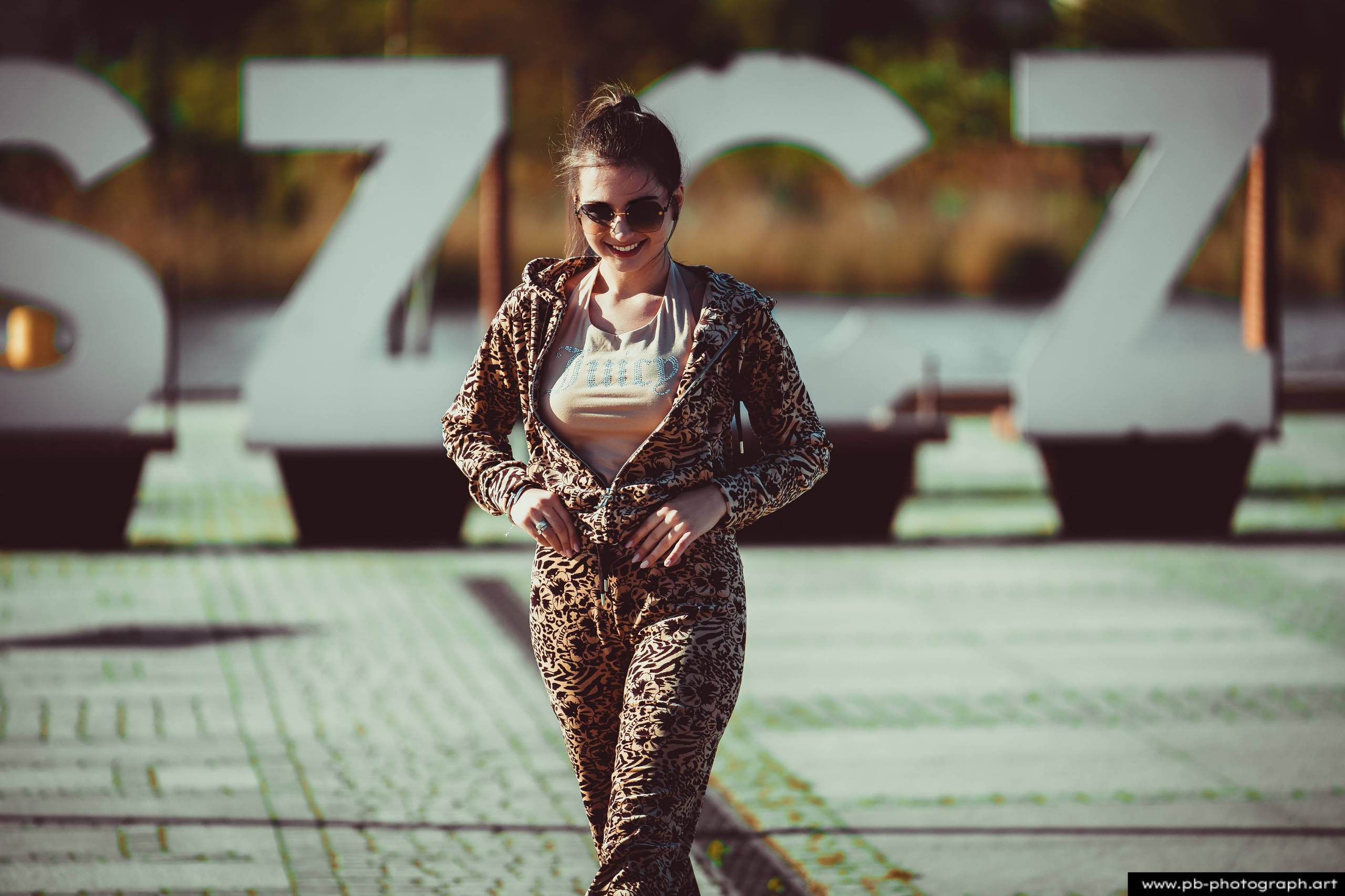 Fotografia produktowa na Łasztowni w Szczecinie — modelka w unikalnym komplecie odzieżowym.