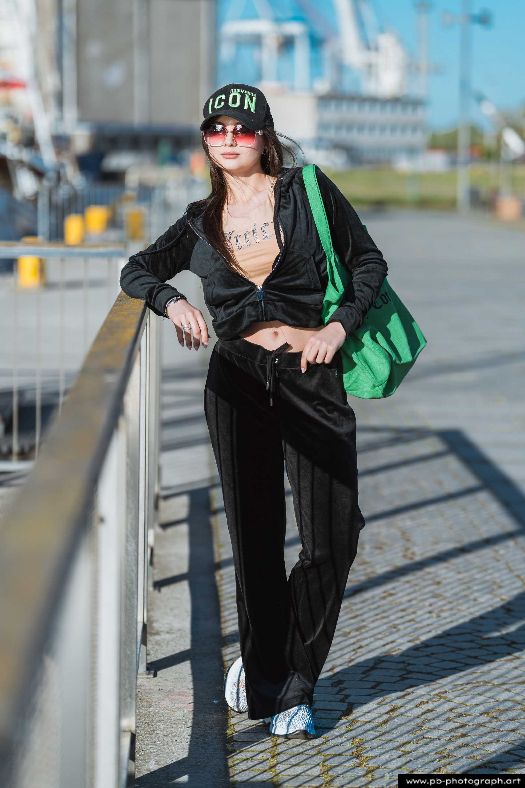 Fotografia produktowa na Łasztowni w Szczecinie — modelka w unikalnej kolekcji odzieżowej.