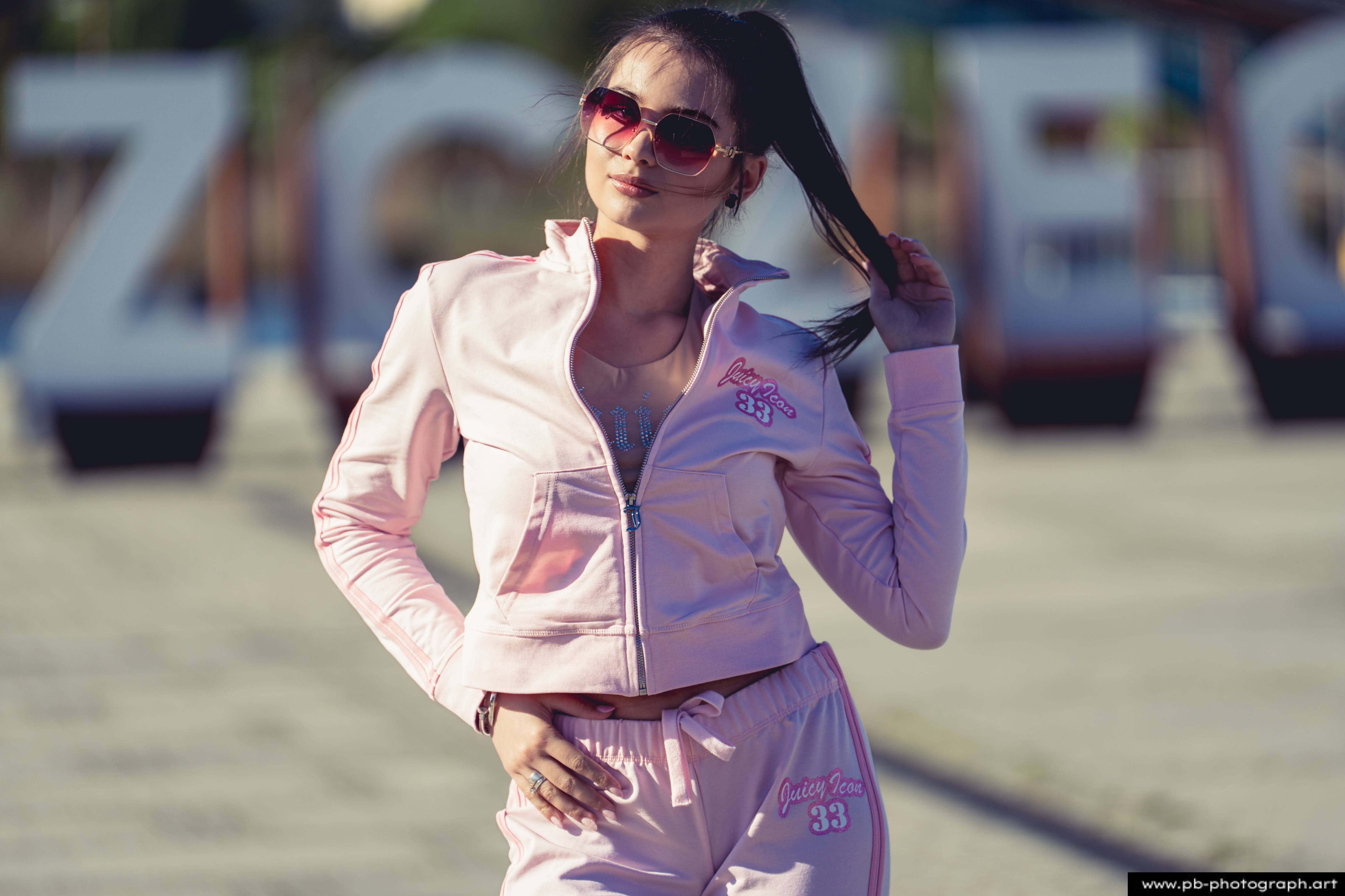 Fotografia produktowa na Łasztowni w Szczecinie — modelka w różowym komplecie odzieżowym.