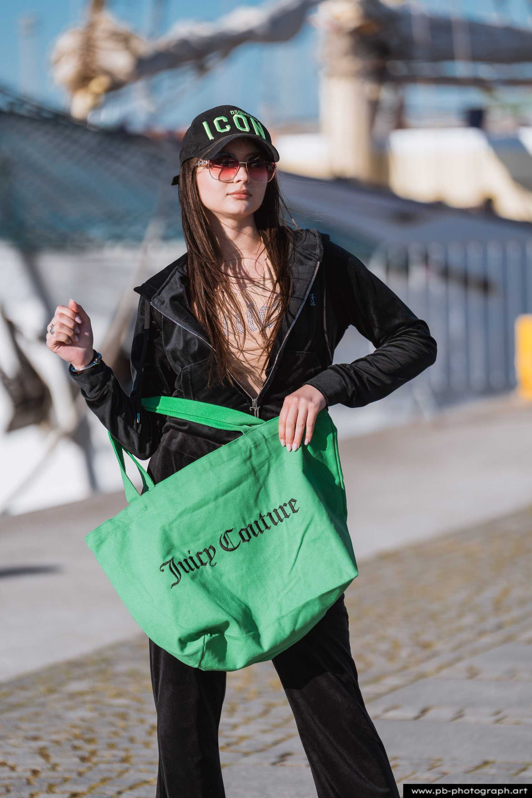 Fotografia produktowa na Łasztowni w Szczecinie — modelka z torbą Juicy Couture w unikalnym stylu.
