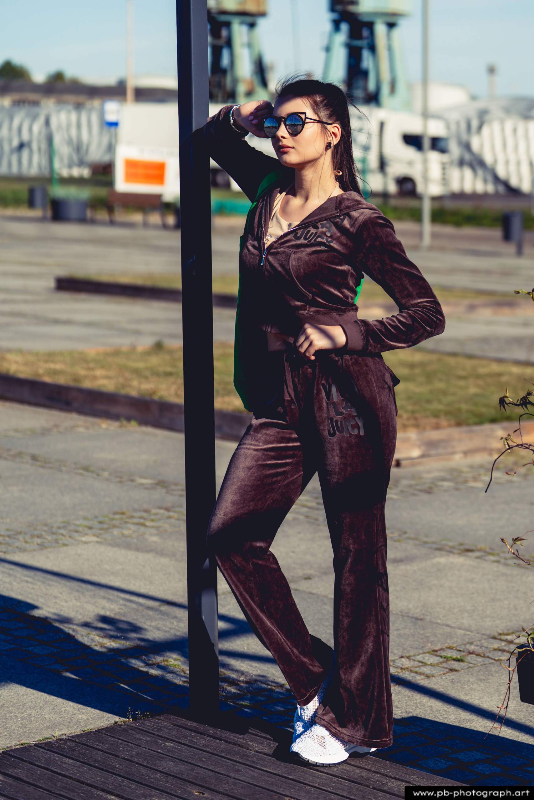 Fotografia produktowa na Łasztowni w Szczecinie — modelka w najnowszej kolekcji odzieżowej.