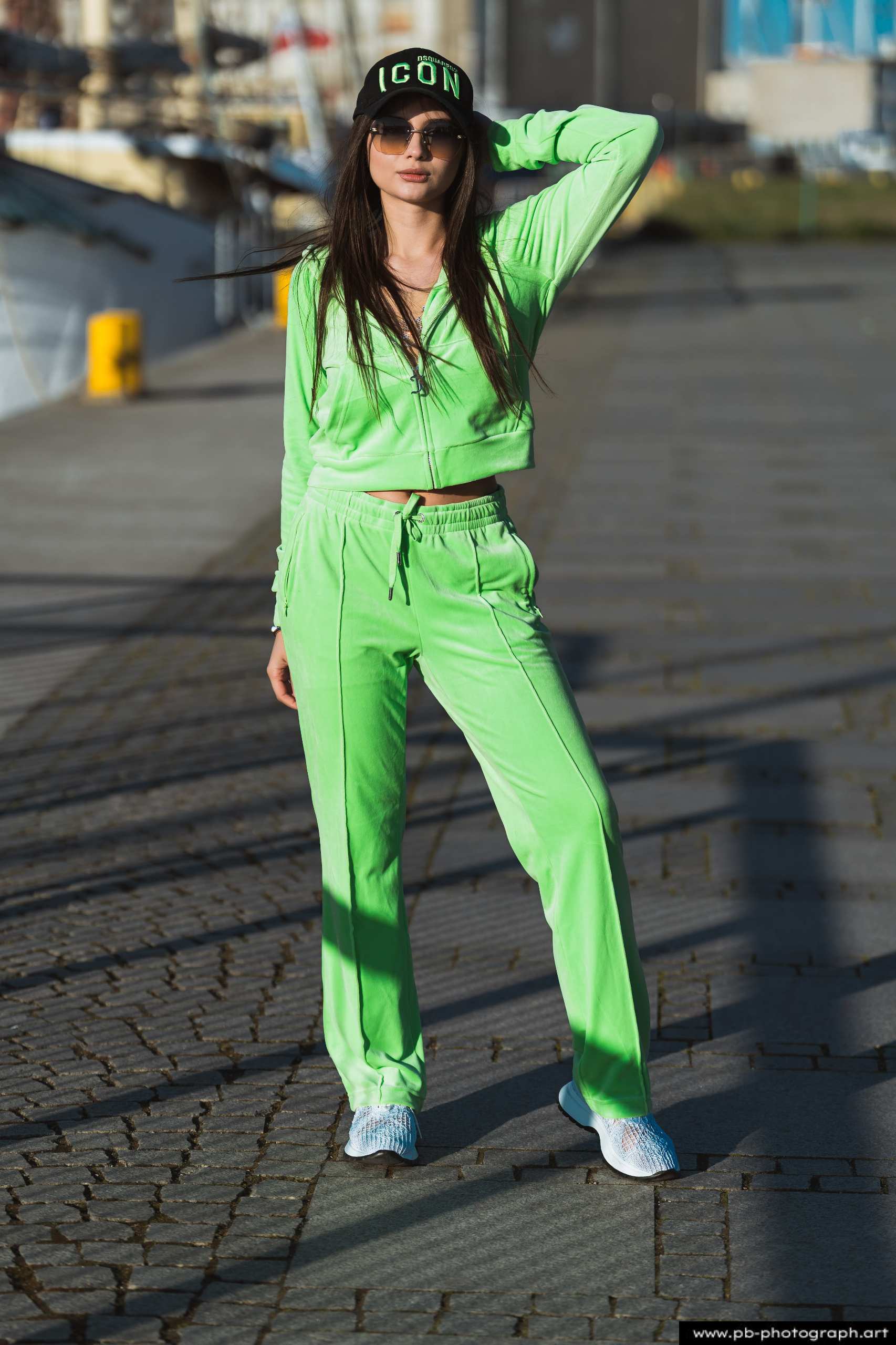 Fotografia produktowa na Łasztowni w Szczecinie — modelka w neonowej odzieży sportowej.
