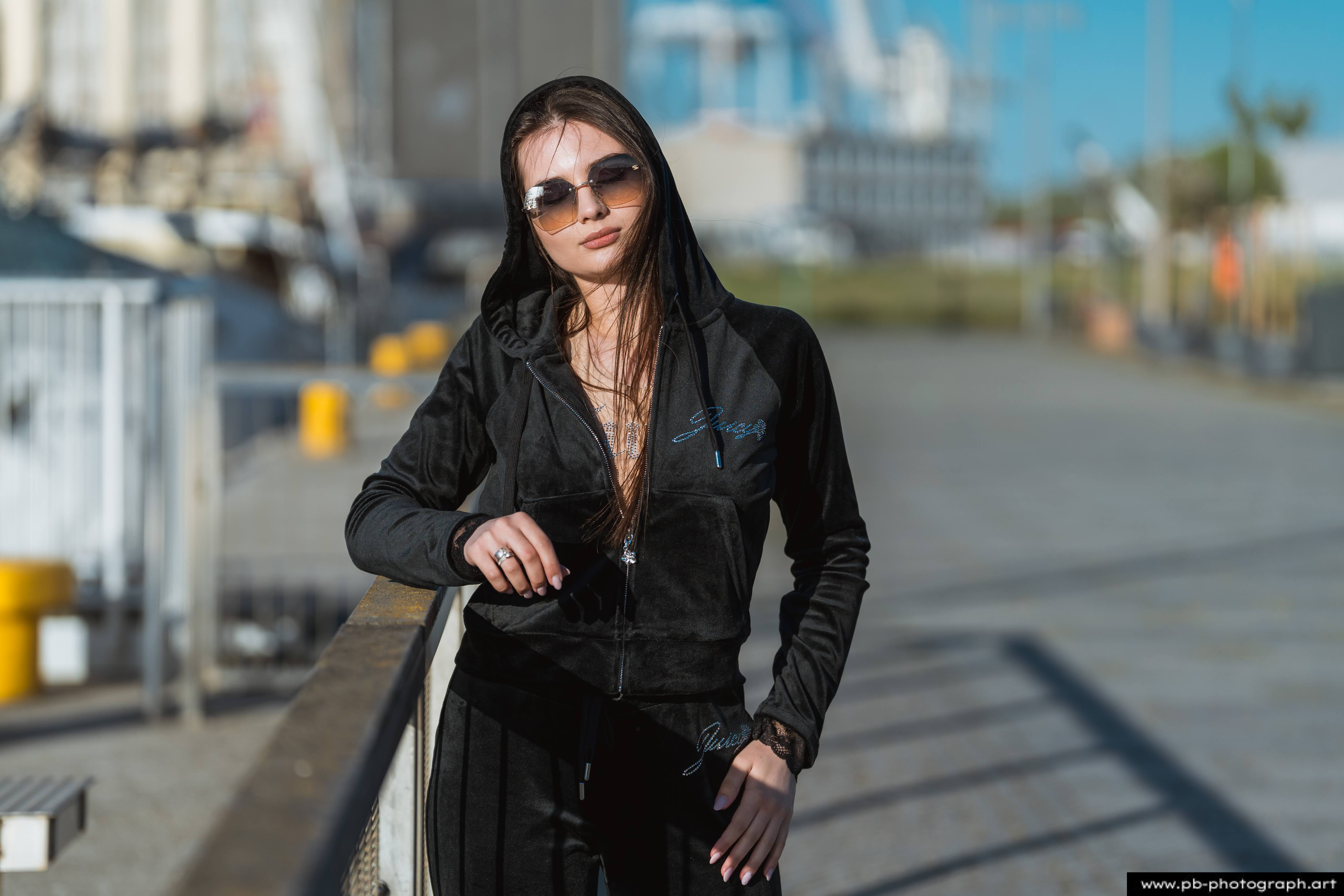 Fotografia produktowa na Łasztowni w Szczecinie — modelka w eleganckim komplecie odzieżowym.
