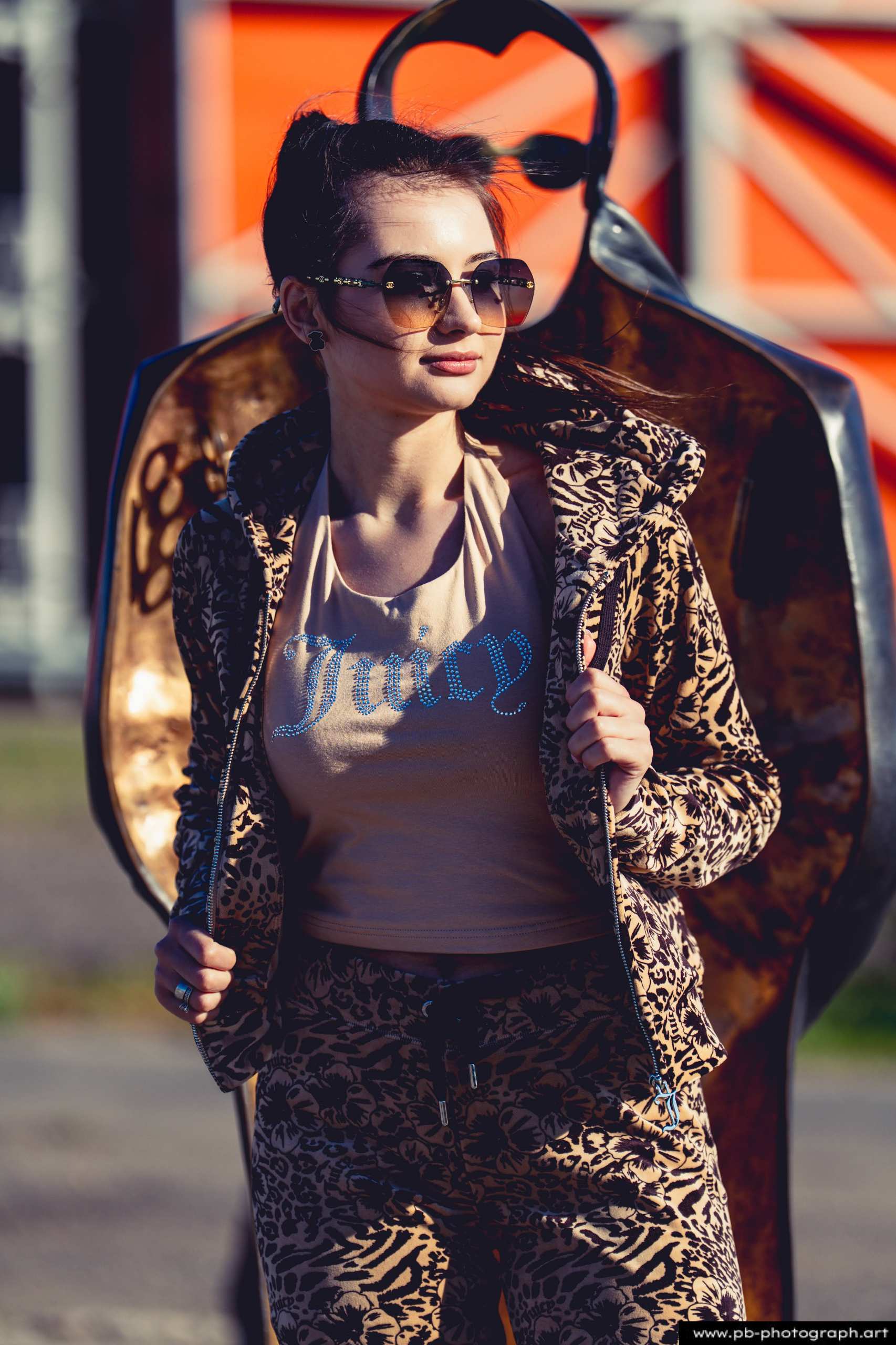 Fotografia produktowa na Łasztowni w Szczecinie — modelka w unikalnej odzieży marki odzieżowej.