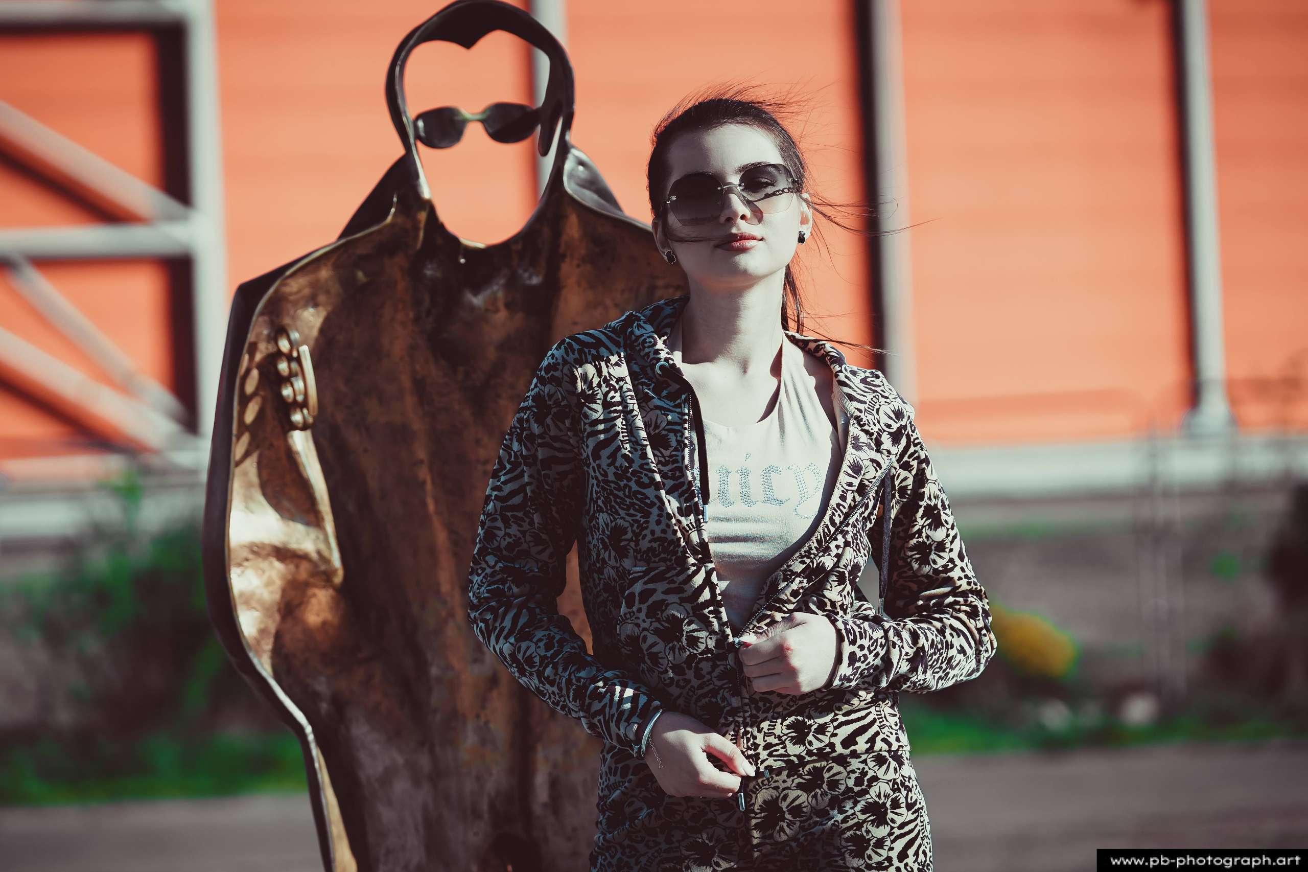 Fotografia produktowa na Łasztowni w Szczecinie — modelka w unikalnej odzieży marki odzieżowej.