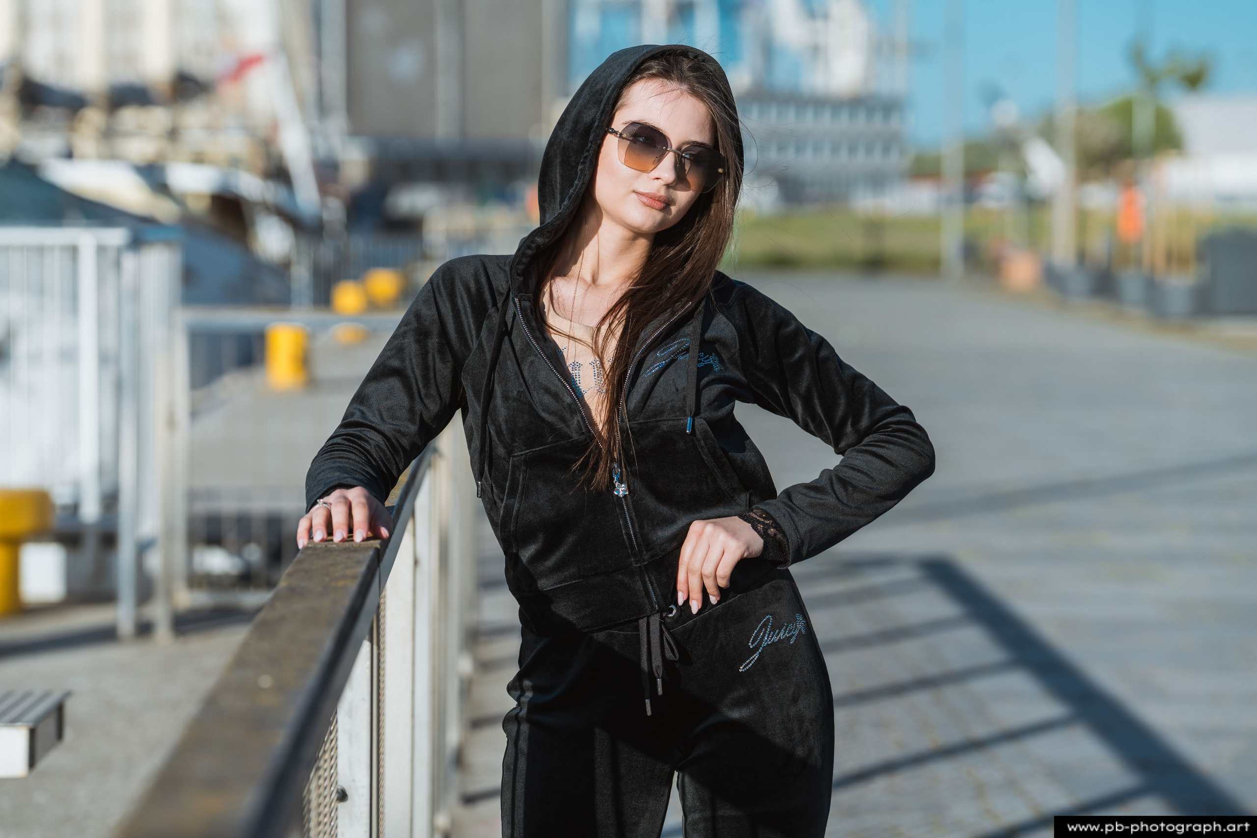 Fotografia produktowa na Łasztowni w Szczecinie — modelka w eleganckim dresie, idealna do promocji w e-commerce.
