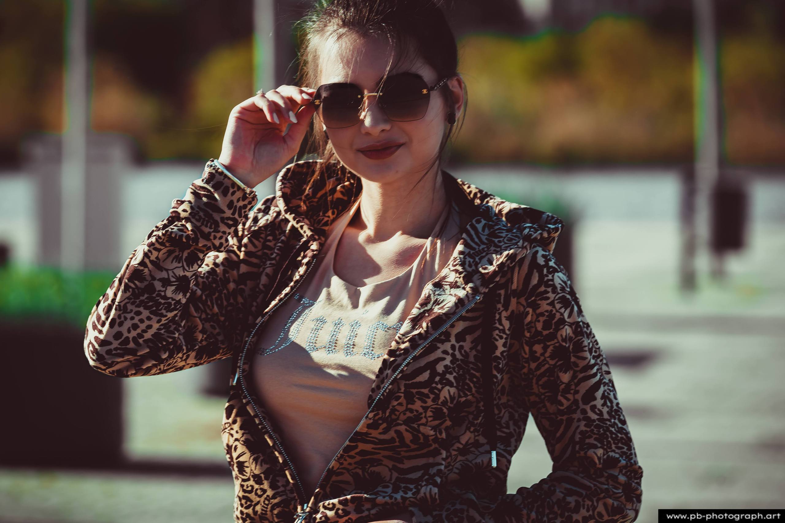 Fotografia produktowa na Łasztowni w Szczecinie — modelka w unikalnej kolekcji odzieży marki.
