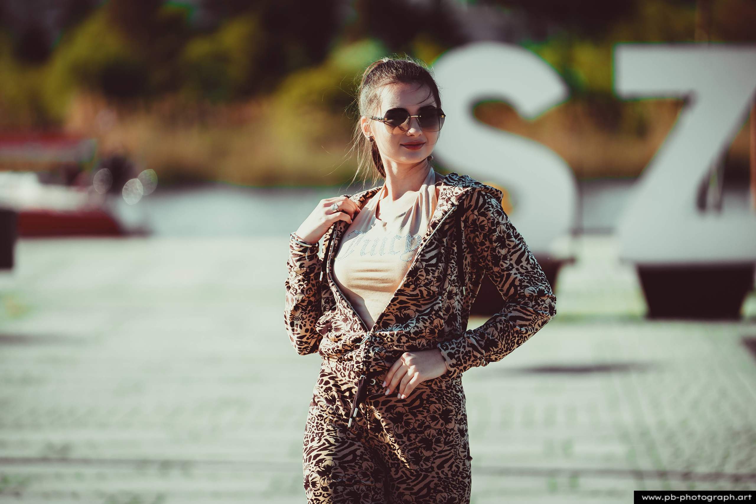 Fotografia produktowa na Łasztowni w Szczecinie — modelka w unikalnej kolekcji odzieży.