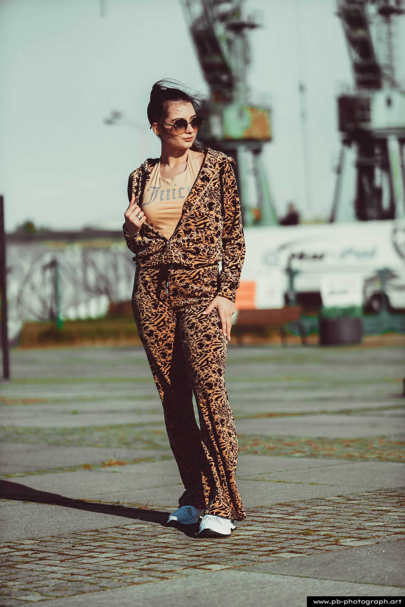 Fotografia produktowa na Łasztowni w Szczecinie — modelka w unikalnym stroju odzieżowym.