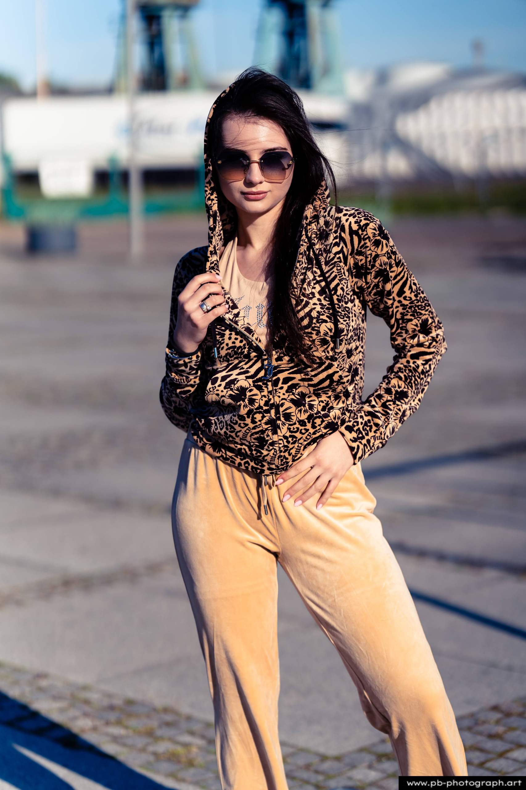 Fotografia produktowa na Łasztowni w Szczecinie — modelka w unikalnym komplecie odzieżowym.