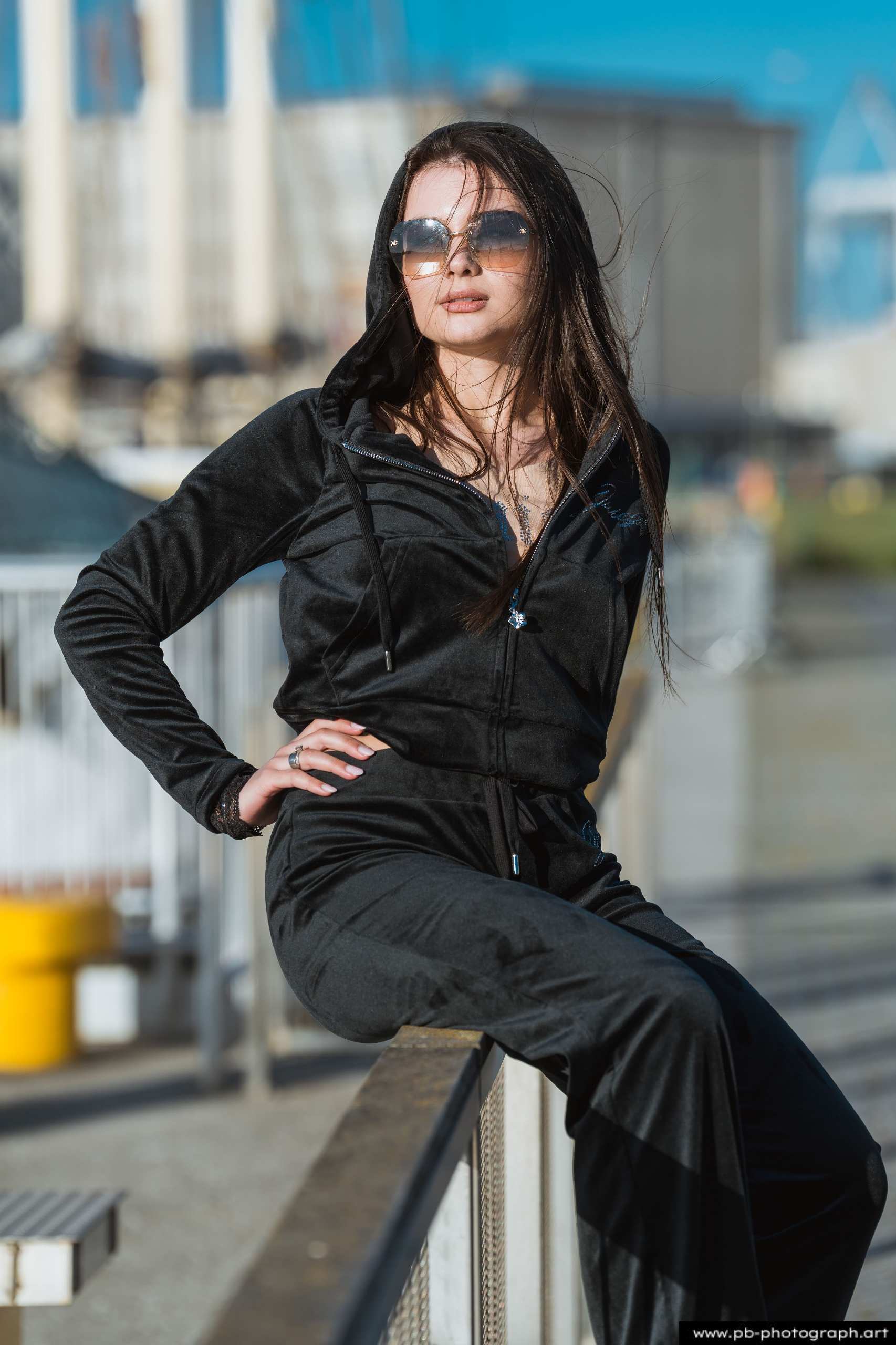 Fotografia produktowa na Łasztowni w Szczecinie — modelka w czarnej odzieży sportowej.