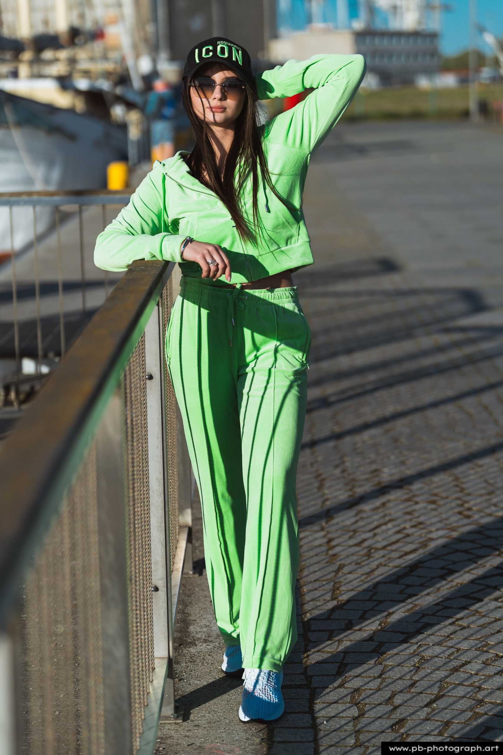 Fotografia produktowa na Łasztowni w Szczecinie — modelka w neonowej odzieży sportowej.