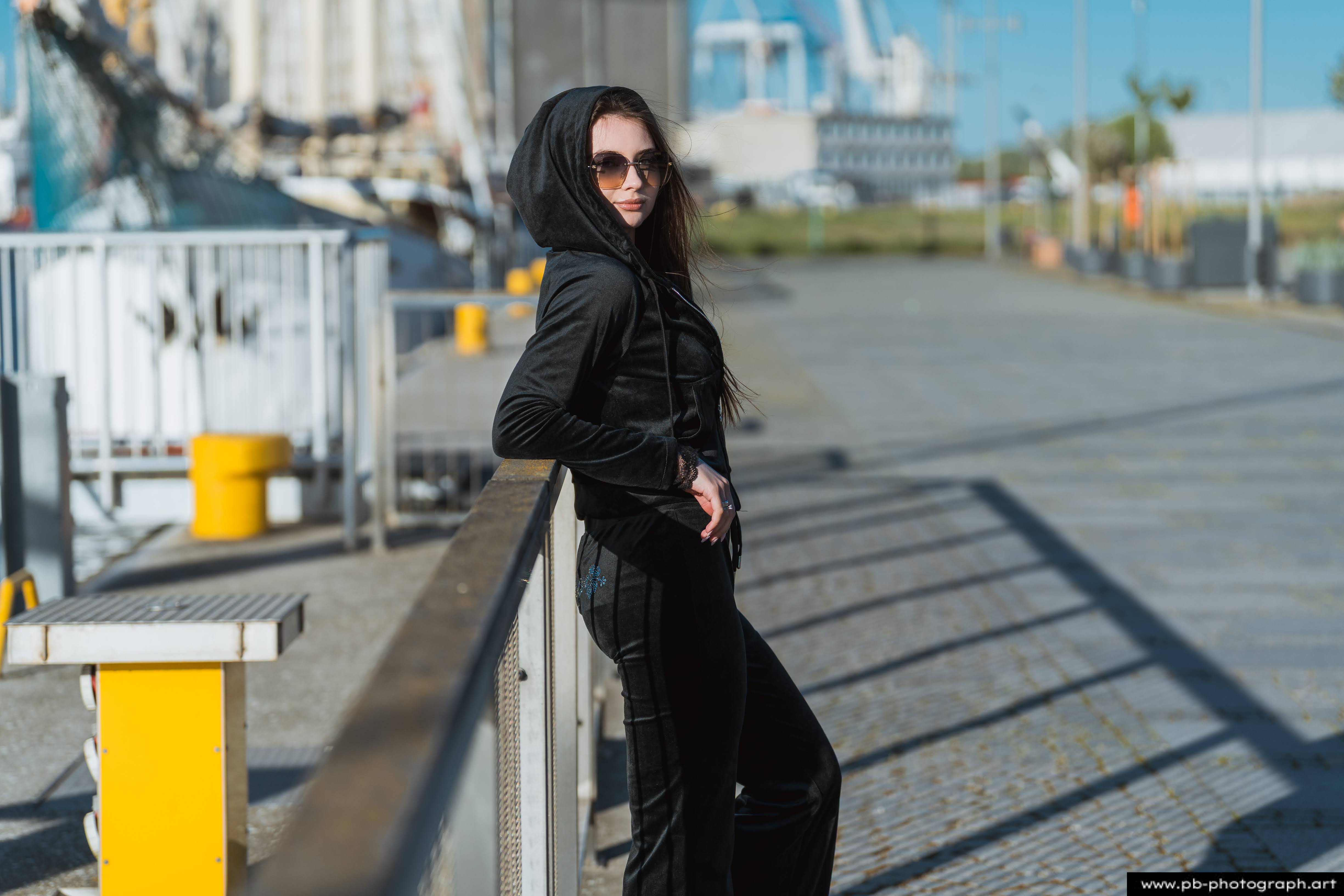 Fotografia produktowa na Łasztowni w Szczecinie — modelka w unikalnej kolekcji odzieży marki.