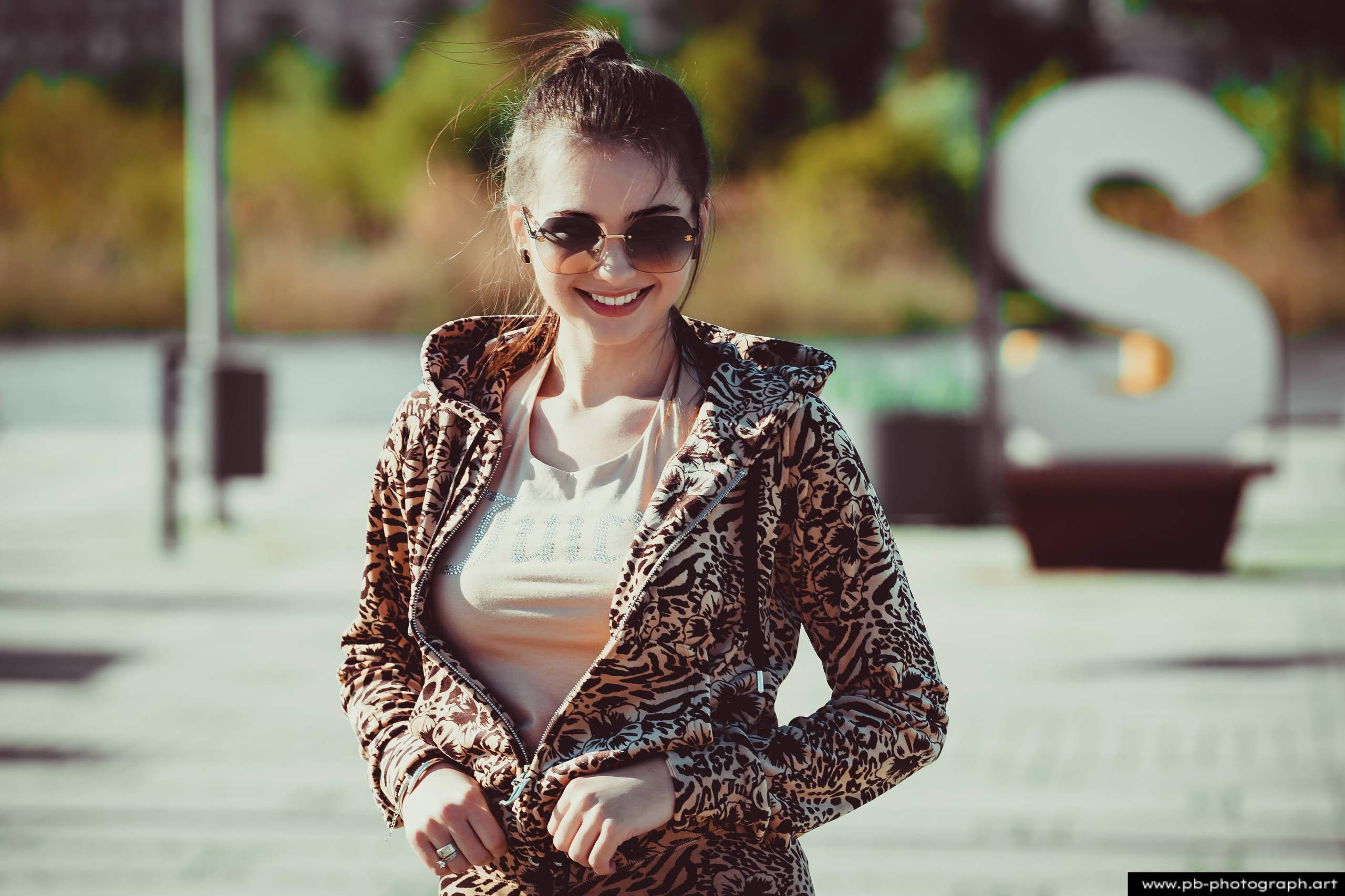 Fotografia produktowa na Łasztowni w Szczecinie — modelka w unikalnej odzieży z najnowszej kolekcji.