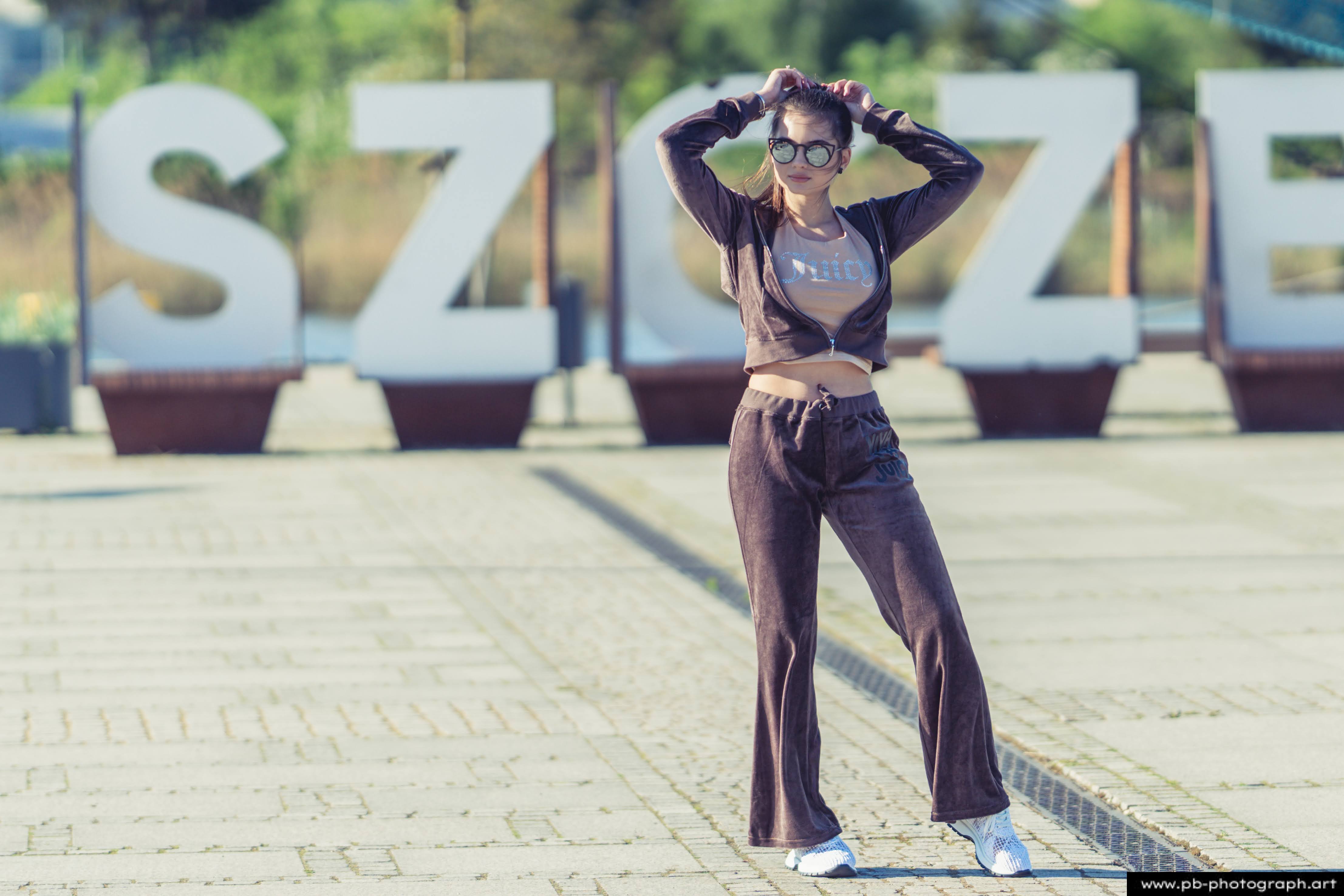 Fotografia produktowa na Łasztowni w Szczecinie — modelka w najnowszej kolekcji odzieżowej.
