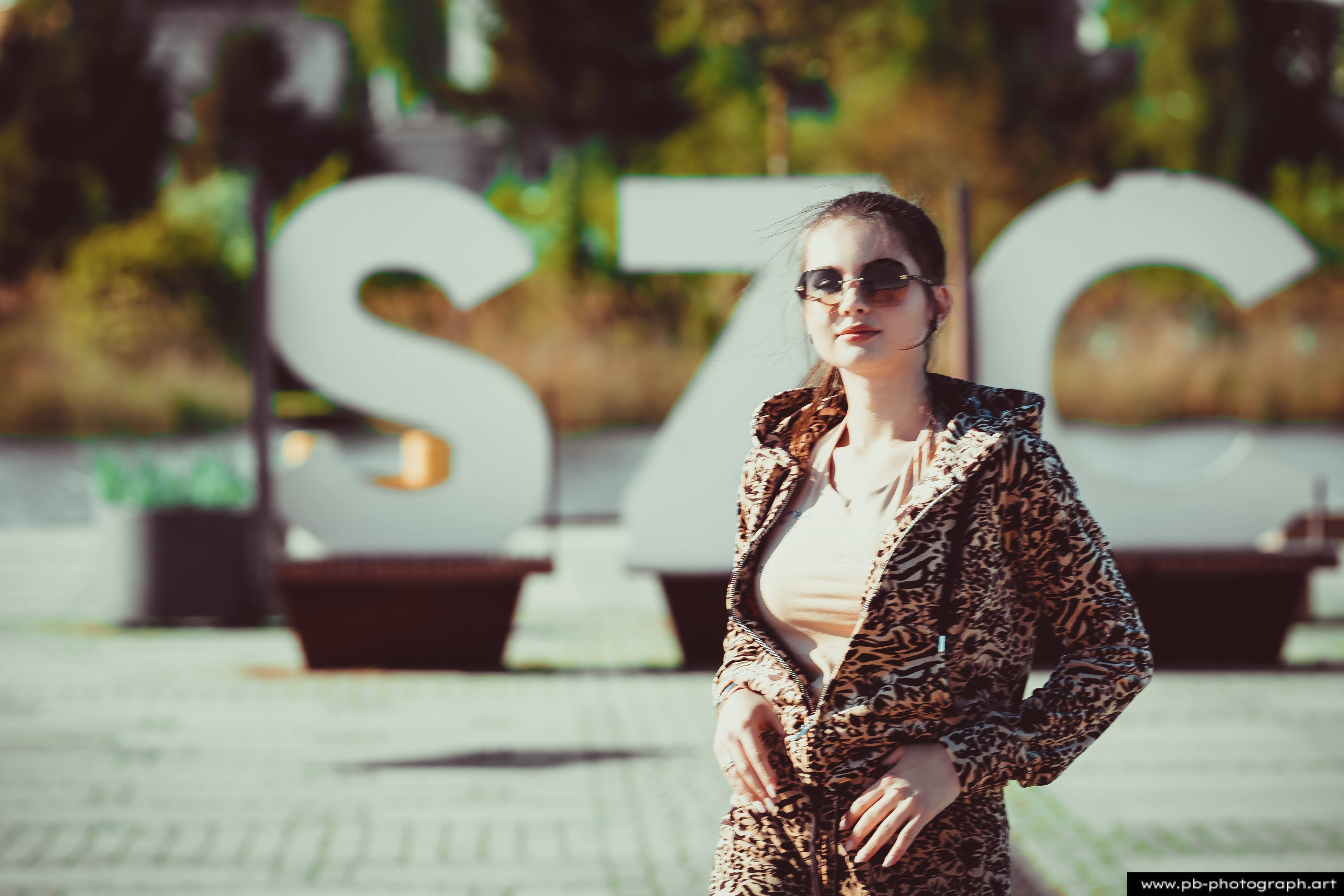 Fotografia produktowa na Łasztowni w Szczecinie — modelka w unikalnej odzieży z najnowszej kolekcji.