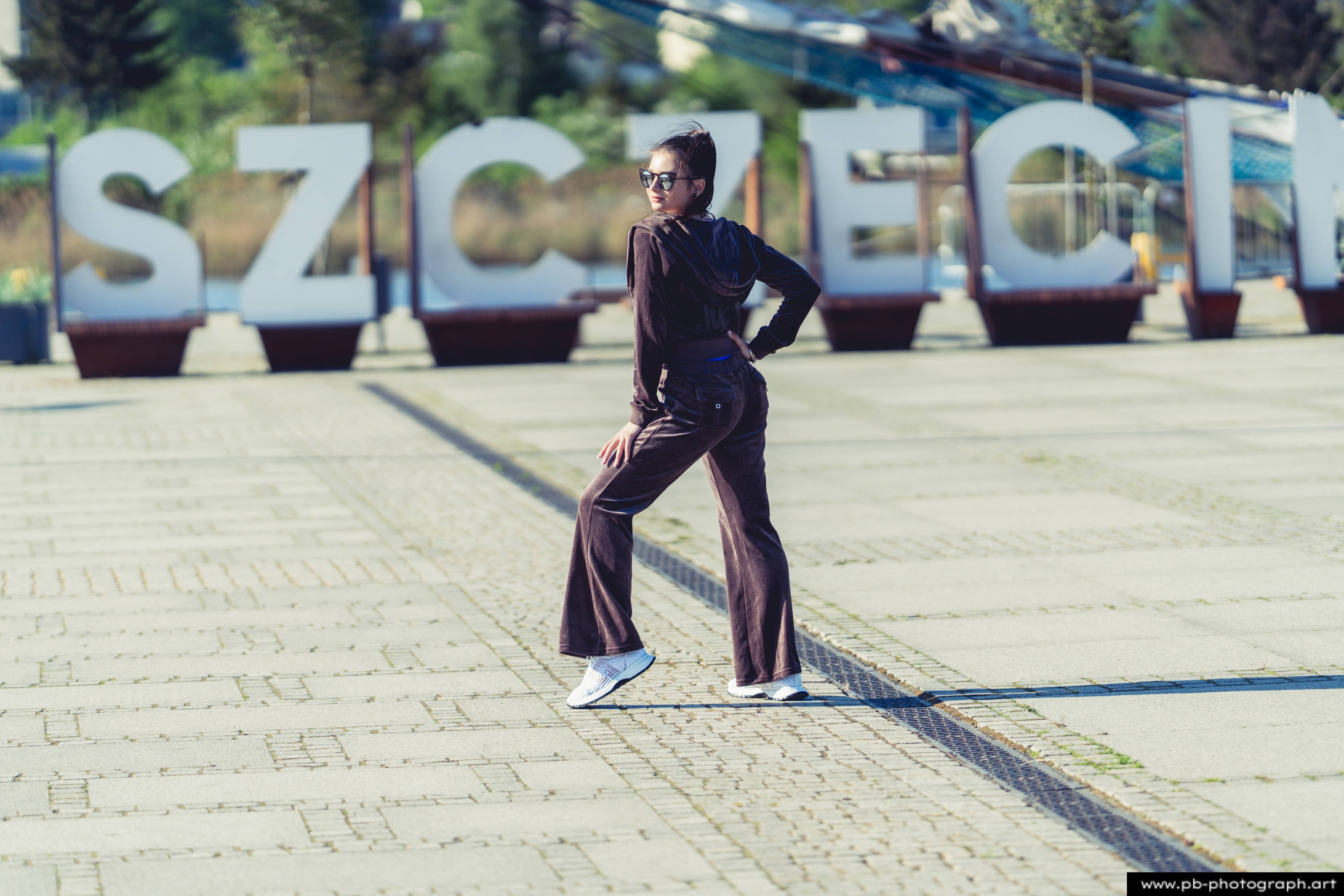 Fotografia produktowa na Łasztowni w Szczecinie — modelka prezentująca najnowszą kolekcję ubrań.