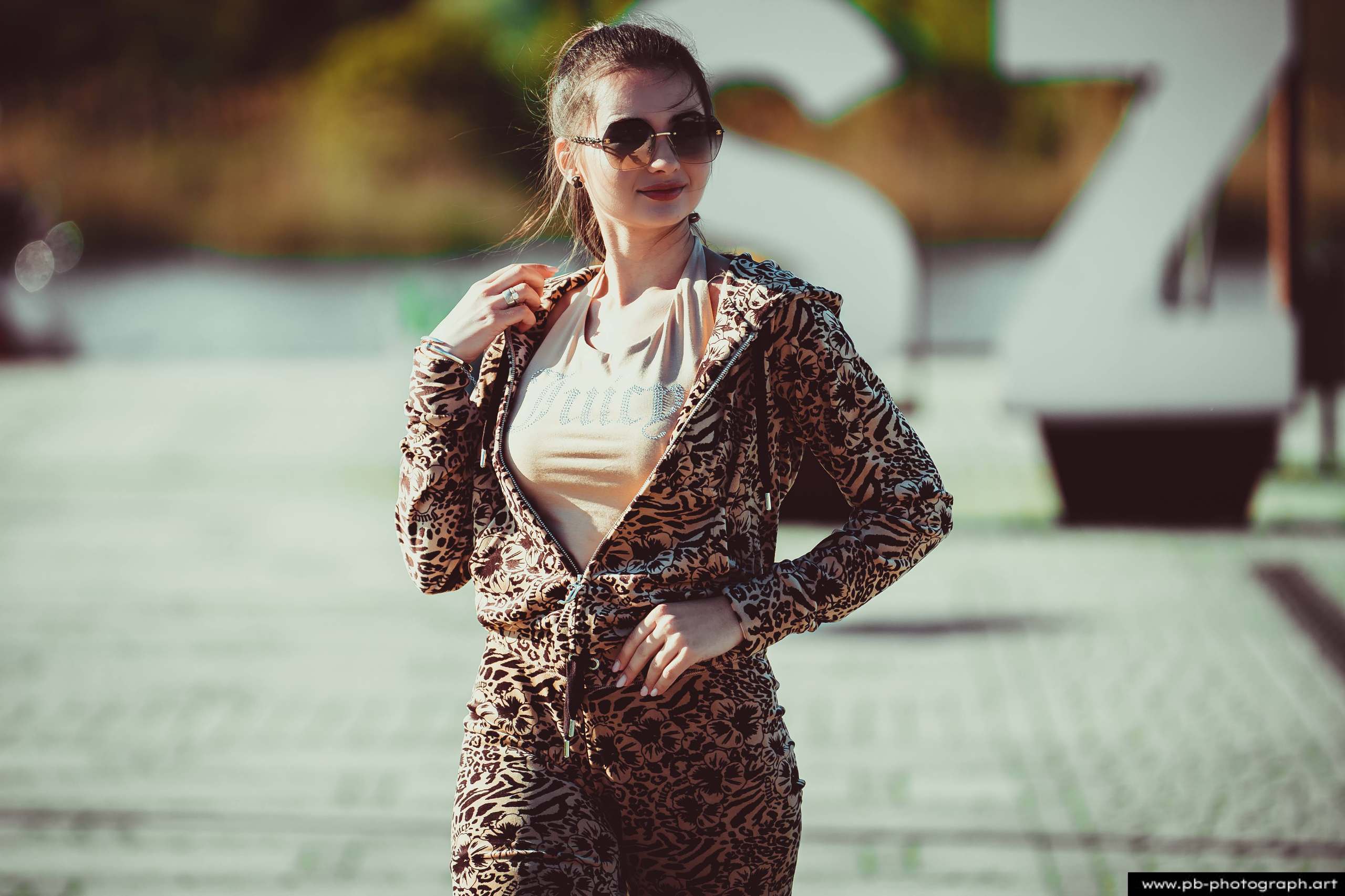Fotografia produktowa na Łasztowni w Szczecinie — modelka w unikalnym komplecie odzieżowym.