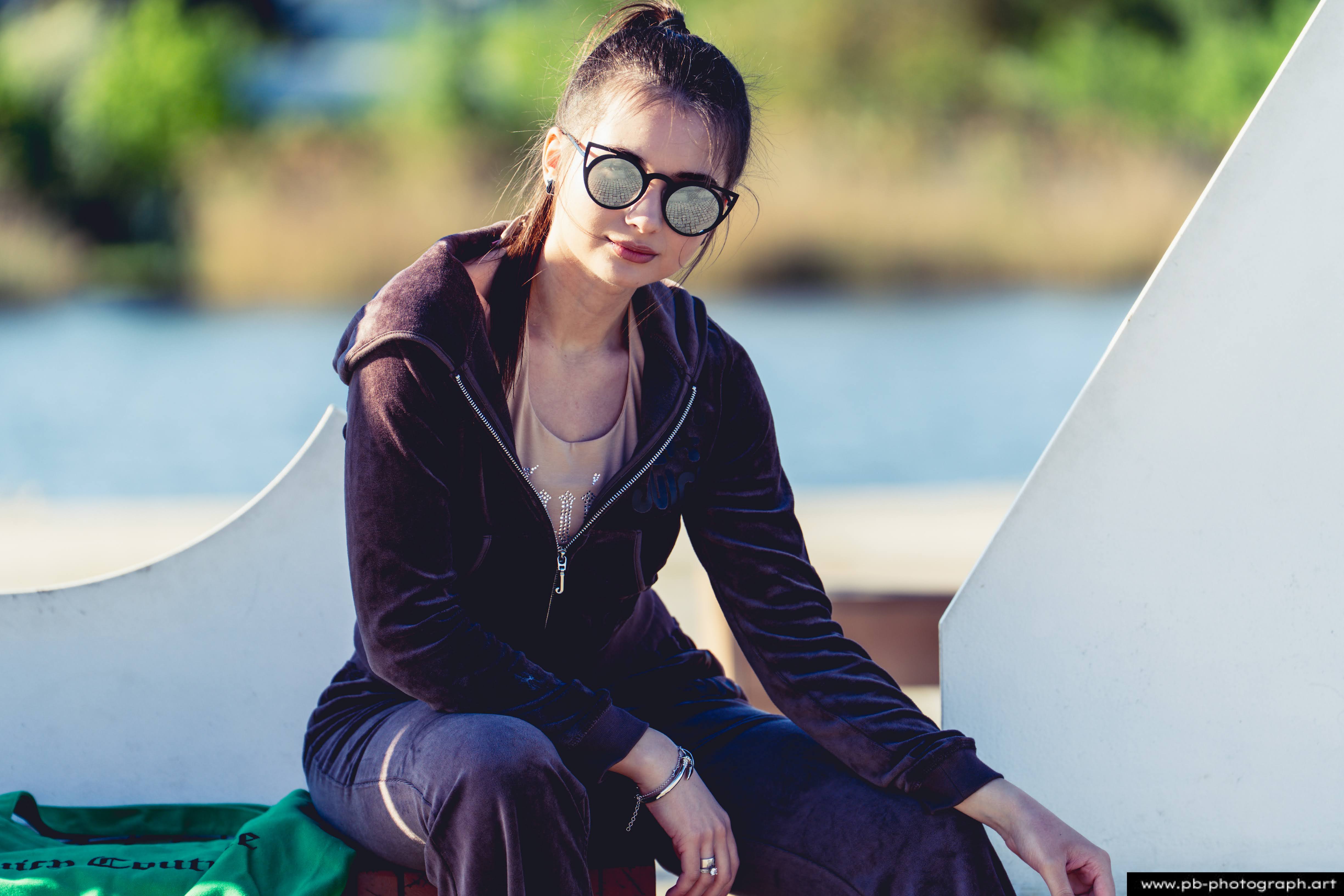 Fotografia produktowa na Łasztowni w Szczecinie — modelka w najnowszej kolekcji odzieżowej.