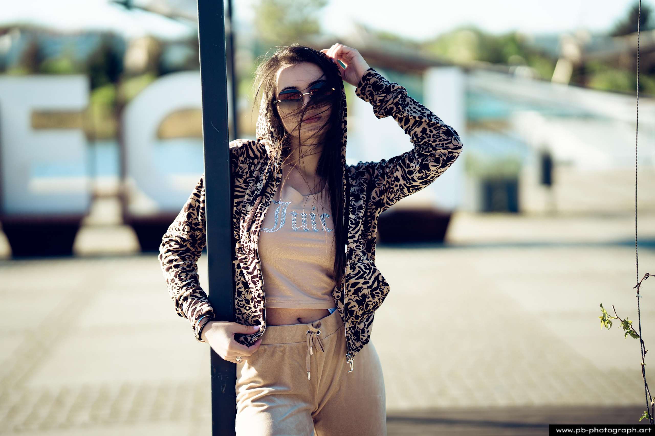 Fotografia produktowa na Łasztowni w Szczecinie — modelka w najnowszej kolekcji odzieżowej.