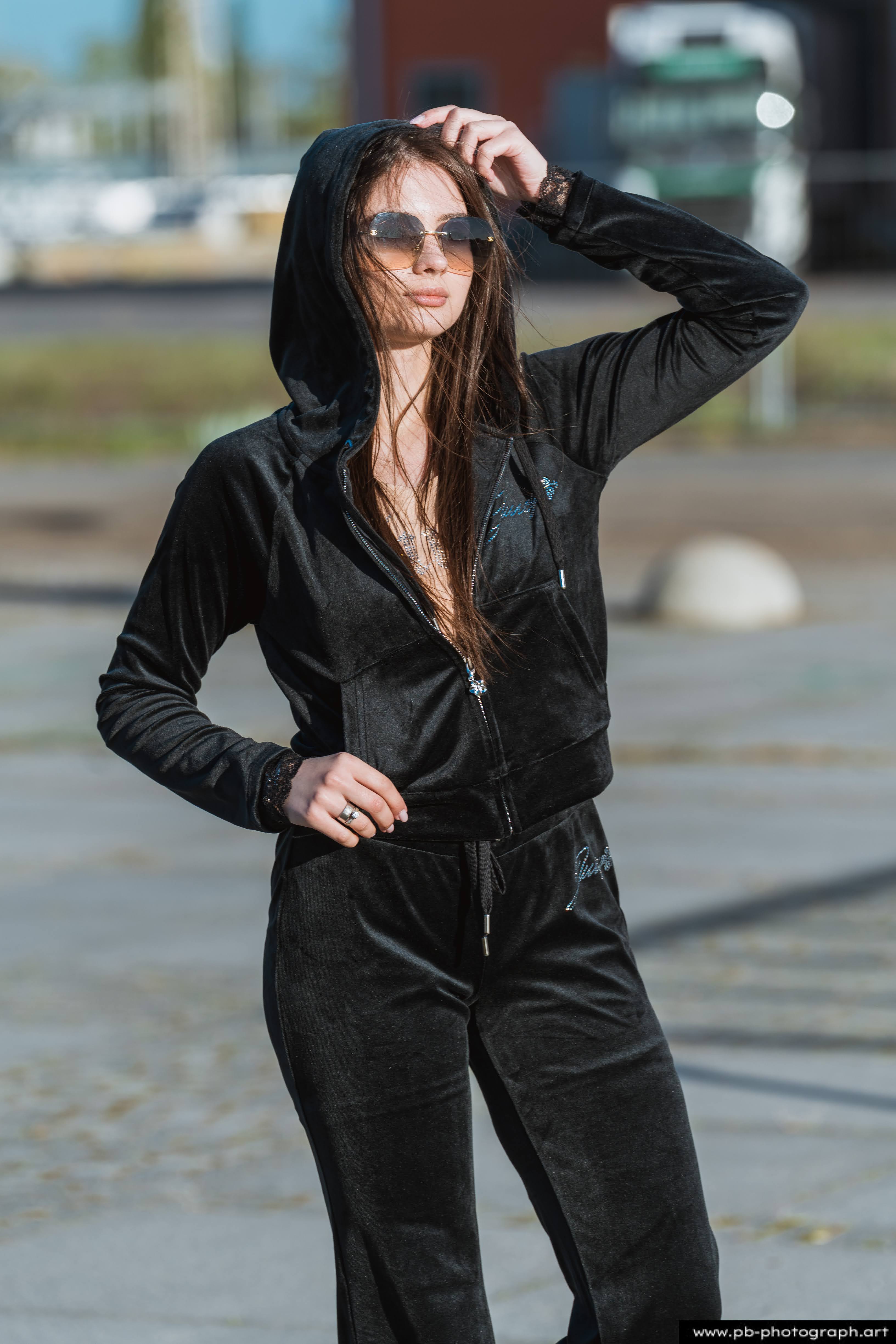Fotografia produktowa na Łasztowni w Szczecinie — modelka w eleganckim dresie z najnowszej kolekcji marki odzieżowej.