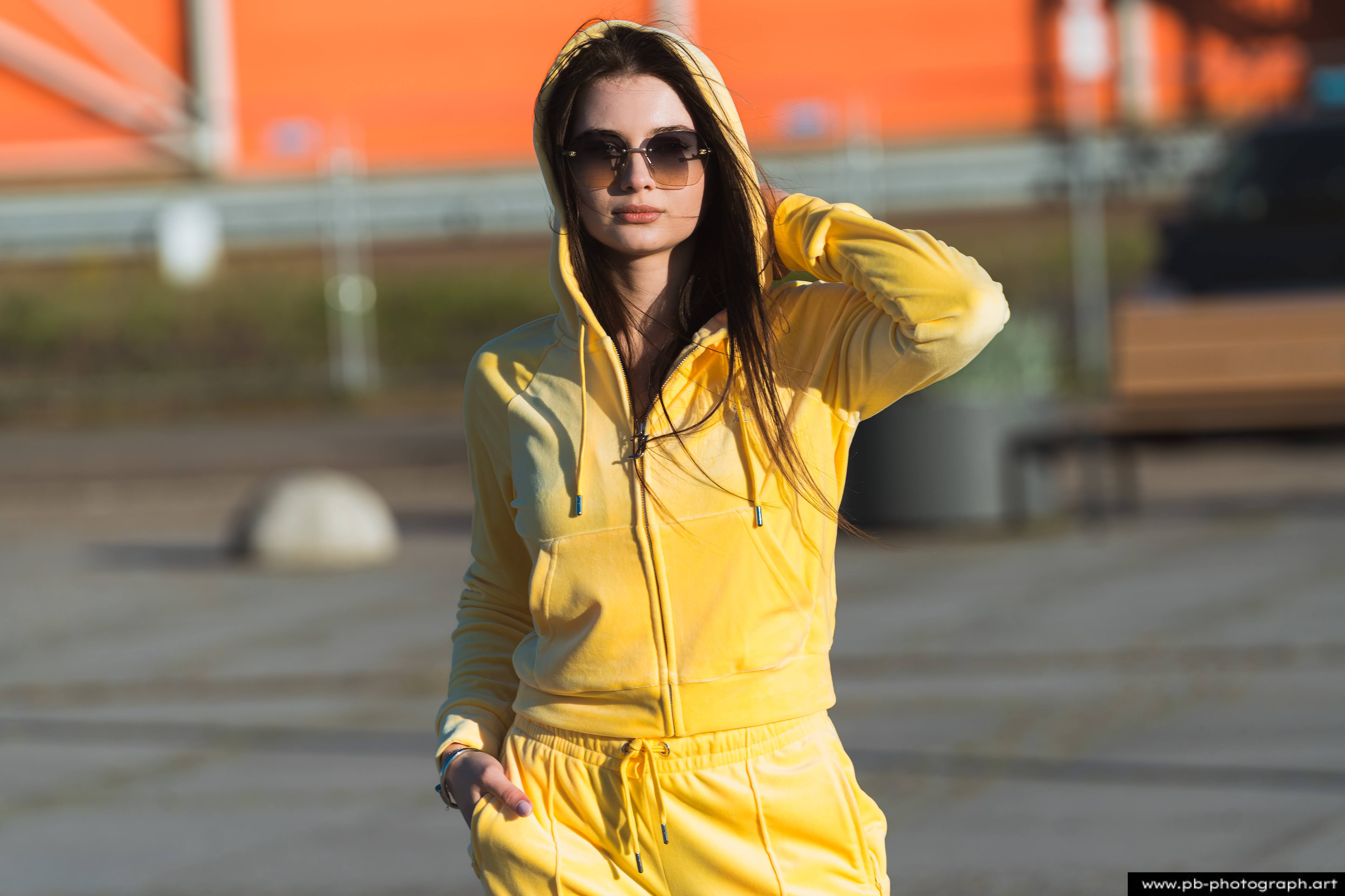 Fotografia produktowa na Łasztowni w Szczecinie — modelka w żółtym dresie, podkreślająca unikalny styl kolekcji.