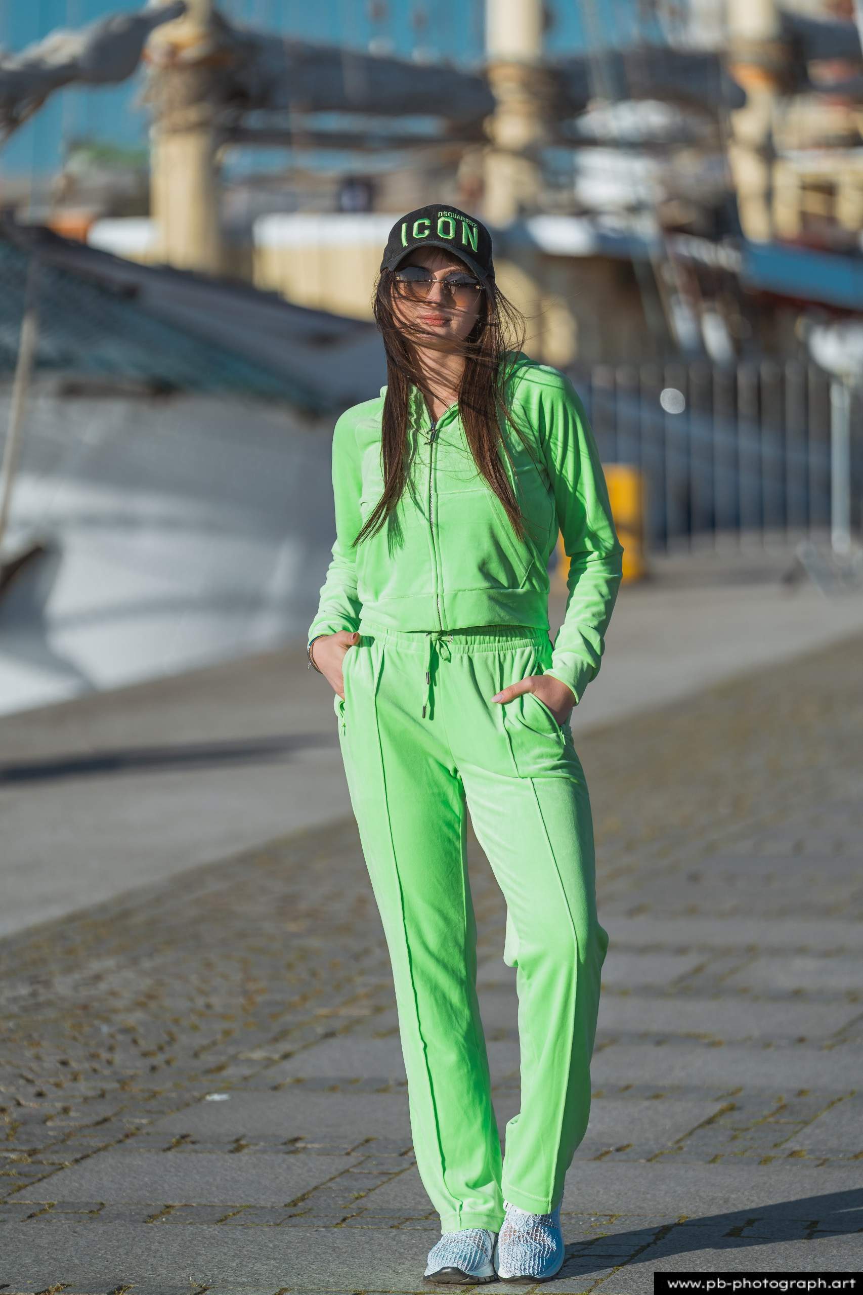 Fotografia produktowa na Łasztowni w Szczecinie — modelka w zielonym dresie z logo.