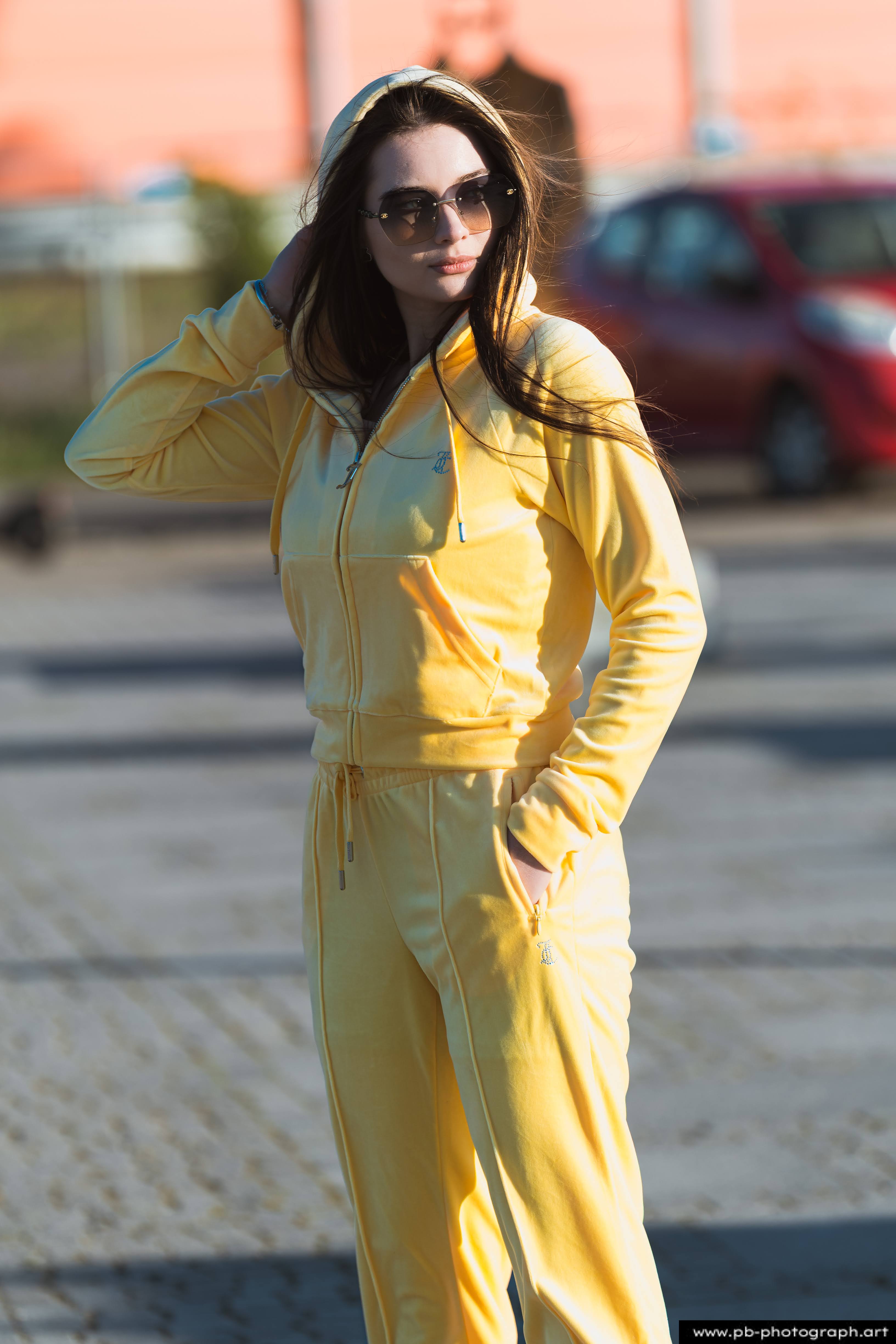 Fotografia produktowa na Łasztowni w Szczecinie — modelka w żółtym dresie, podkreślająca unikalny styl kolekcji.