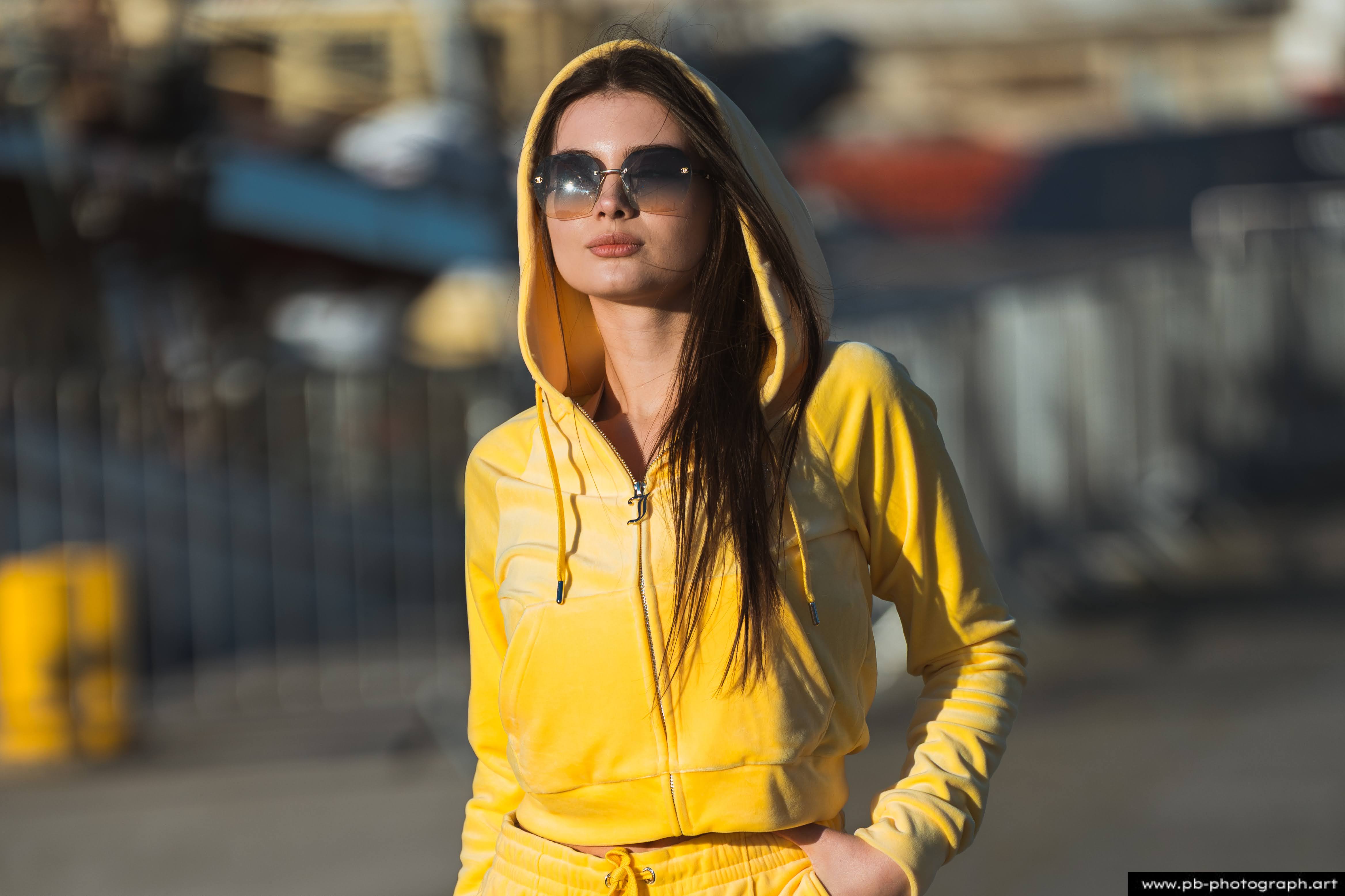 Fotografia produktowa na Łasztowni w Szczecinie — modelka w żółtej odzieży sportowej.