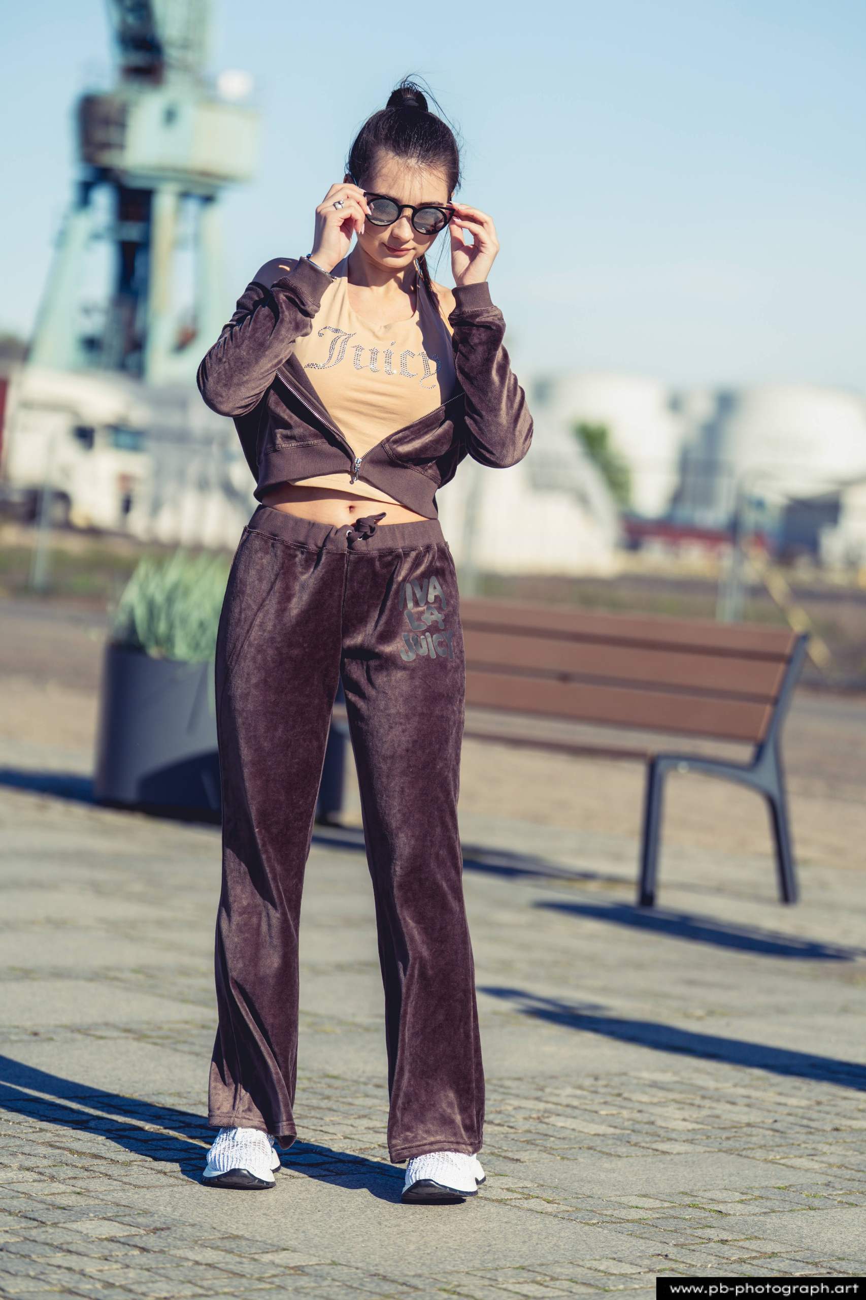 Fotografia produktowa na Łasztowni w Szczecinie — modelka w stylowym komplecie odzieżowym.