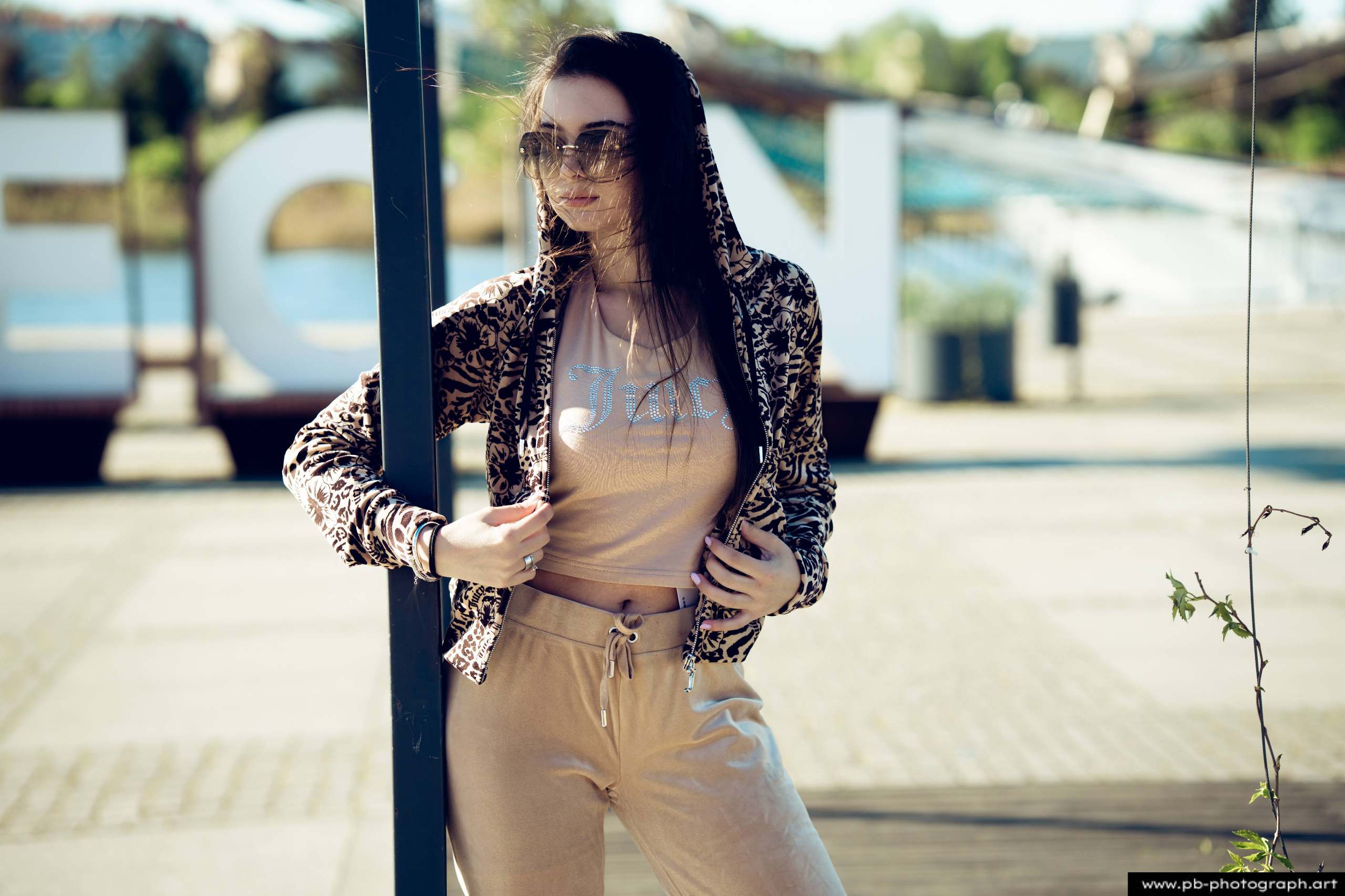 Fotografia produktowa na Łasztowni w Szczecinie — modelka w najnowszej kolekcji odzieży.