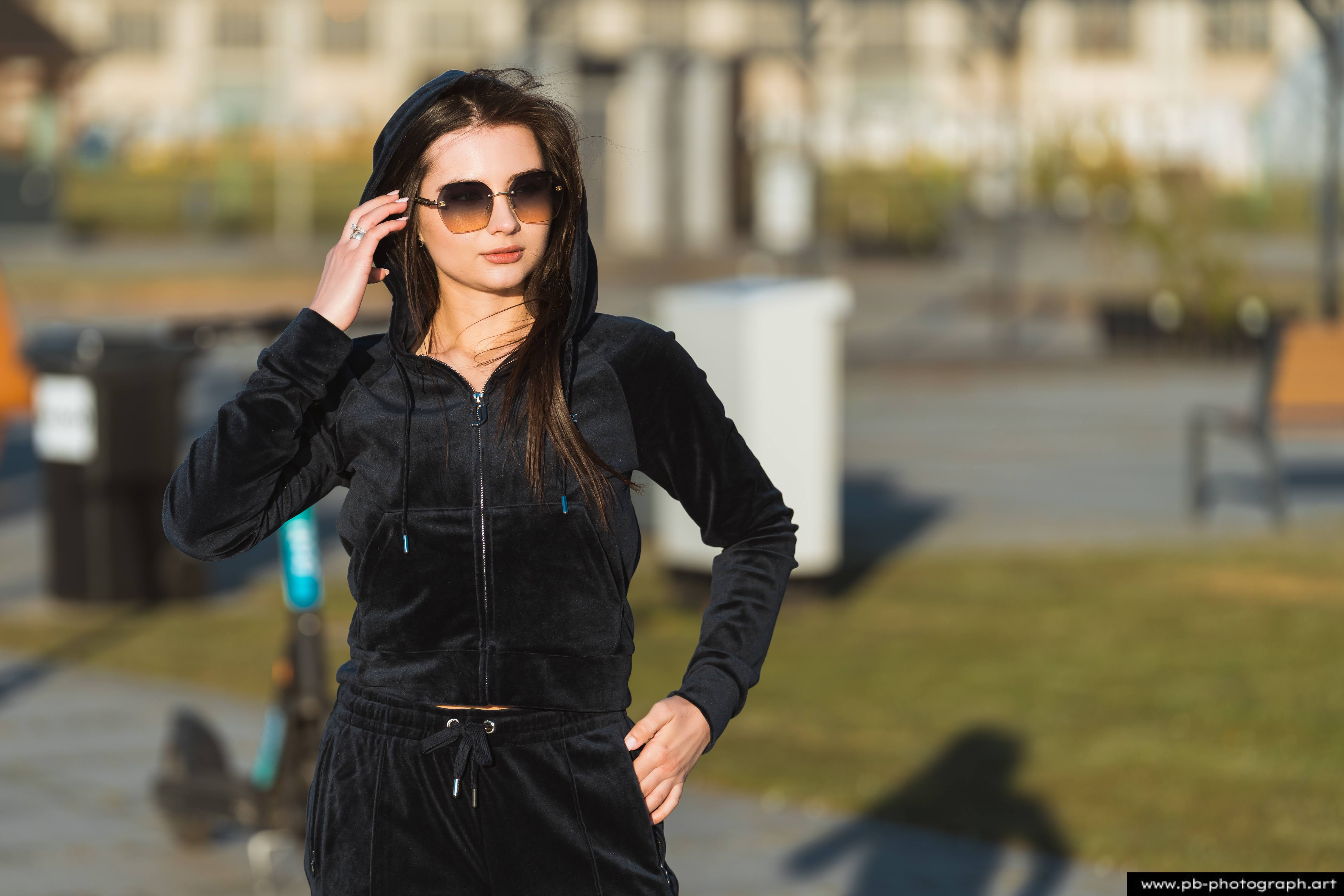 Fotografia produktowa na Łasztowni w Szczecinie — modelka w stylowym komplecie odzieżowym.