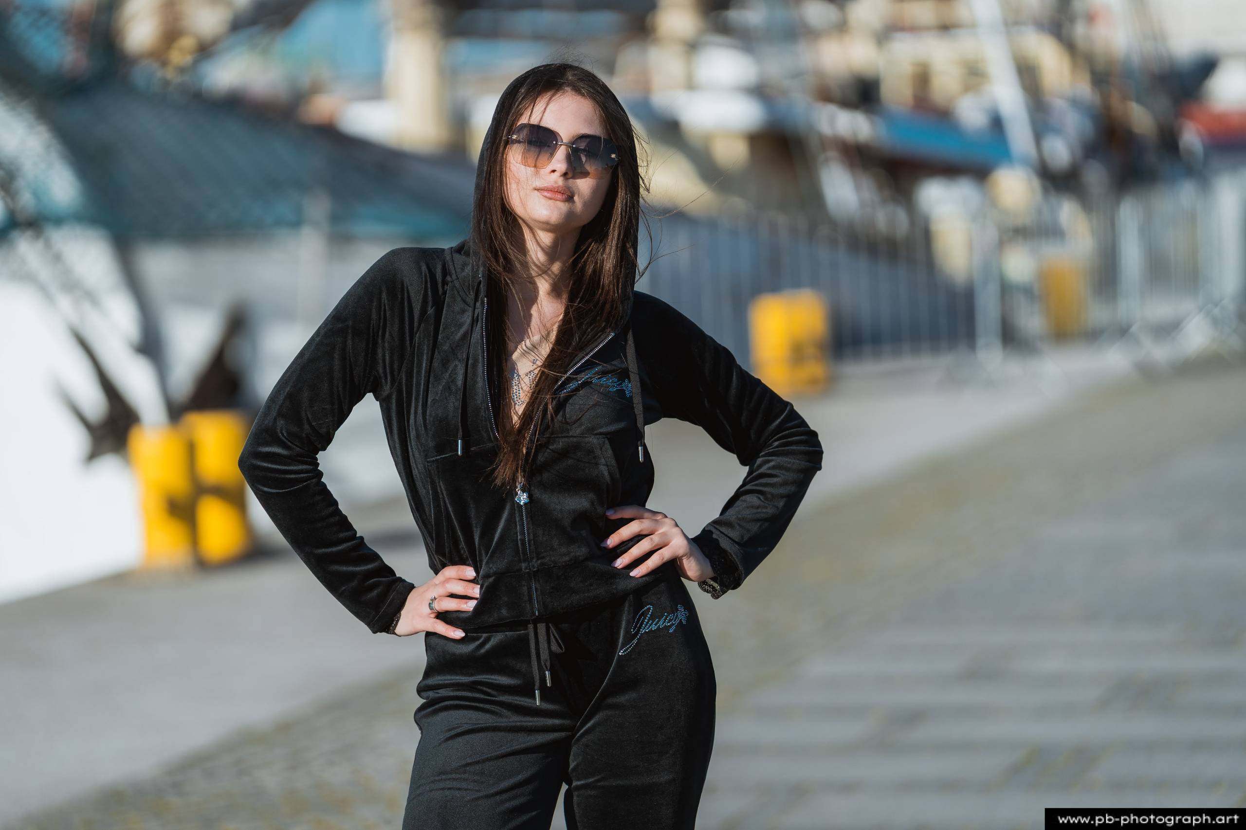 Fotografia produktowa na Łasztowni w Szczecinie — modelka w eleganckim komplecie odzieżowym.