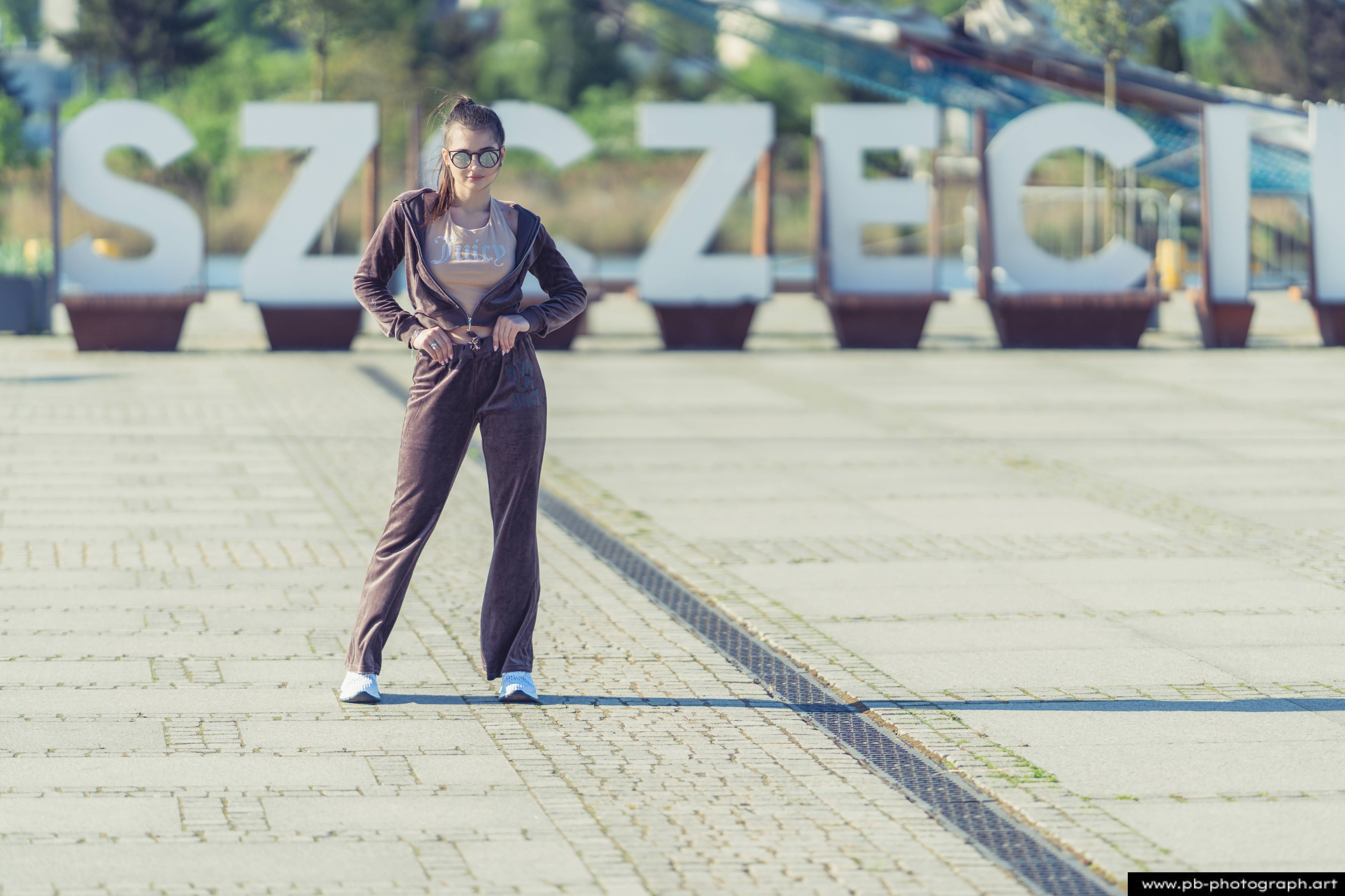 Fotografia produktowa na Łasztowni w Szczecinie — modelka w najnowszej kolekcji odzieżowej.