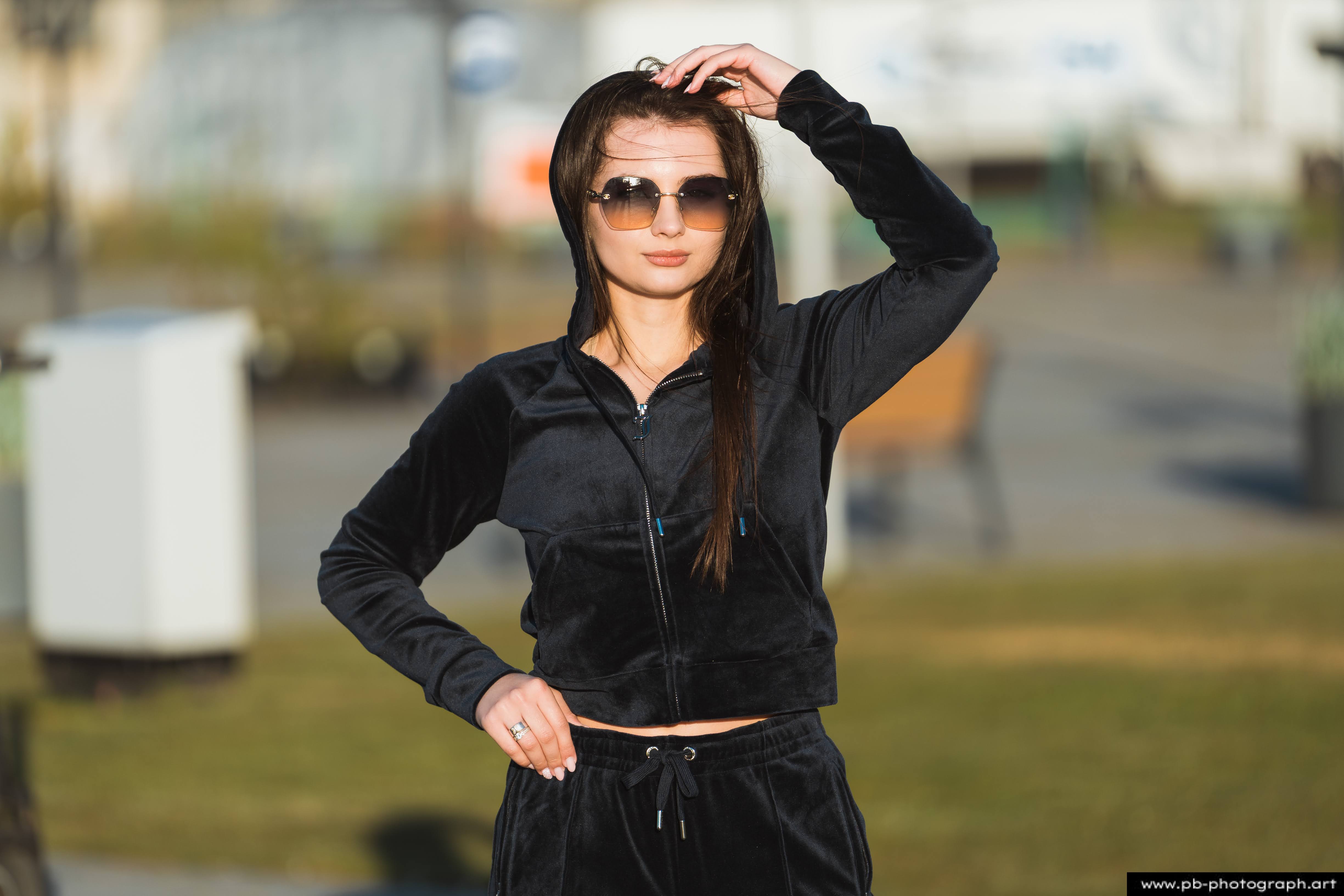 Fotografia produktowa na Łasztowni w Szczecinie — modelka w eleganckim dresie, idealna do promocji w e-commerce.