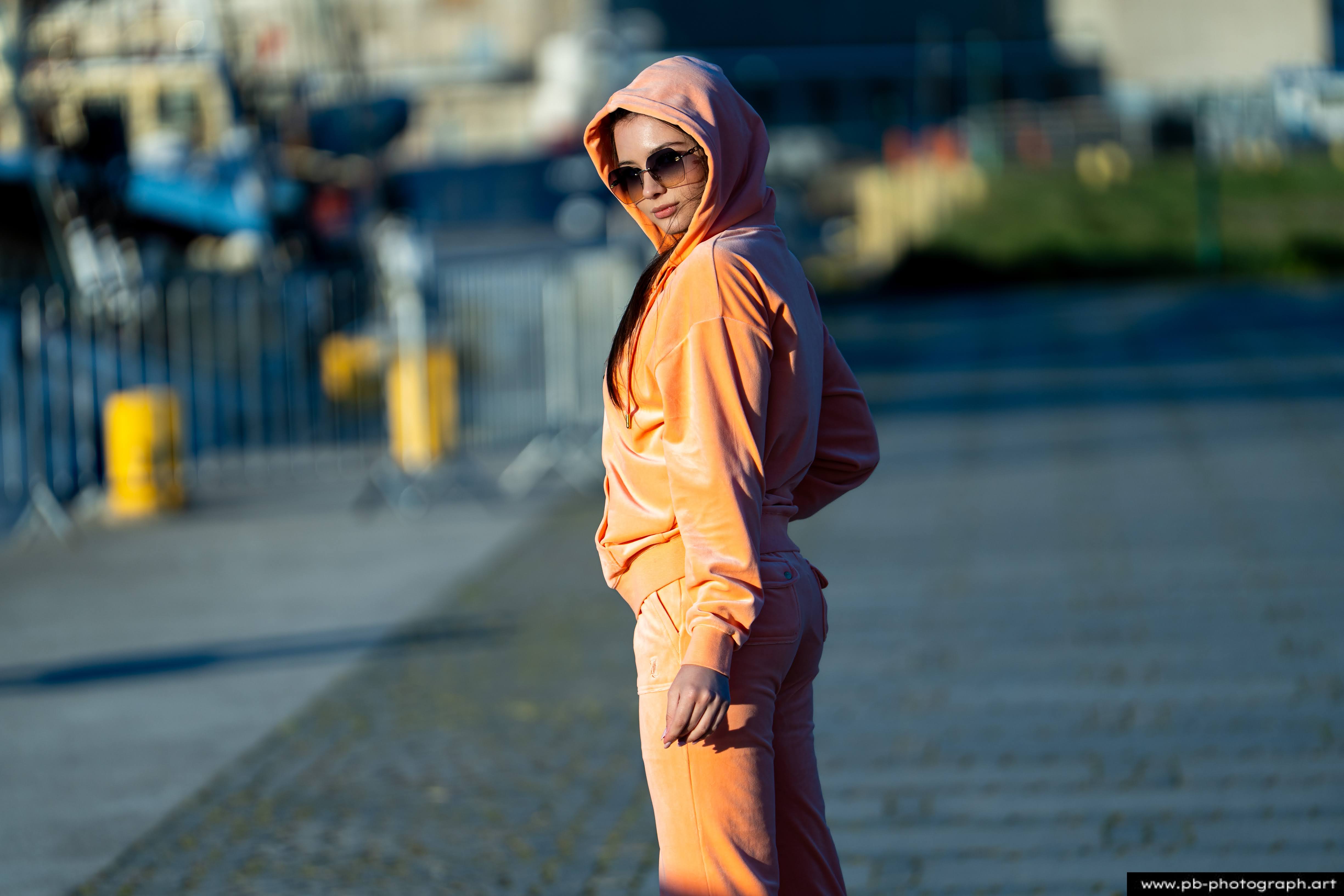 Fotografia produktowa na Łasztowni w Szczecinie — modelka w odzieży sportowej w unikalnym kolorze.