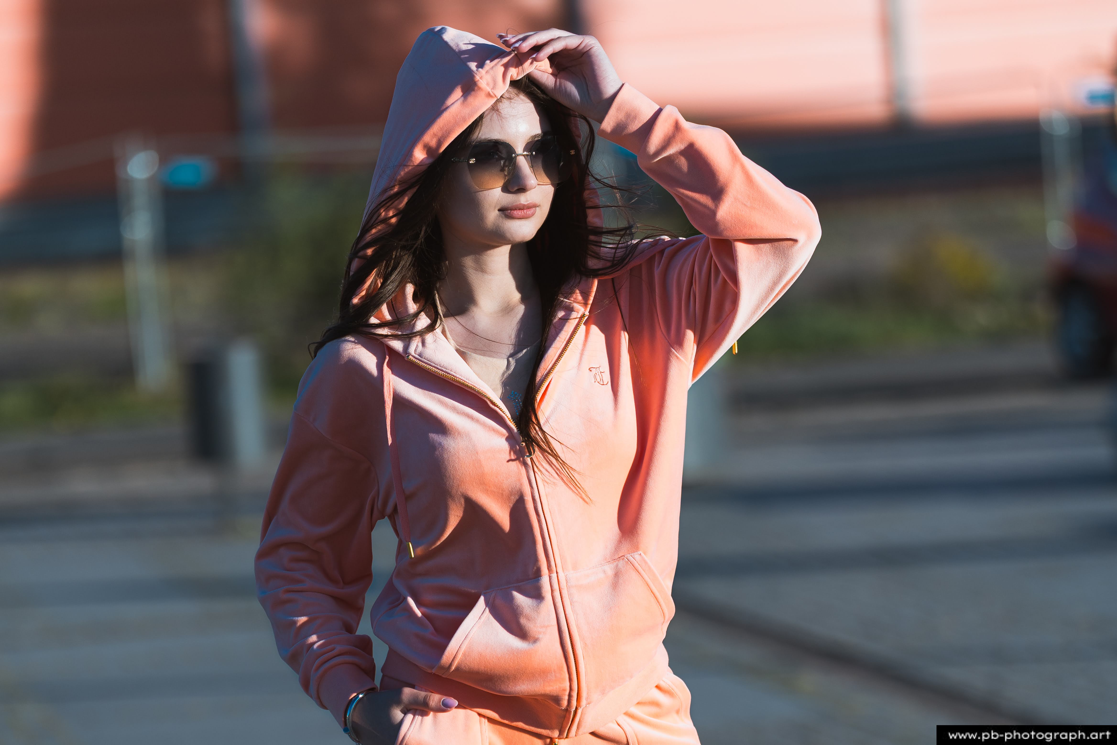 Fotografia produktowa na Łasztowni w Szczecinie — modelka w sportowym stroju w promieniach słońca.