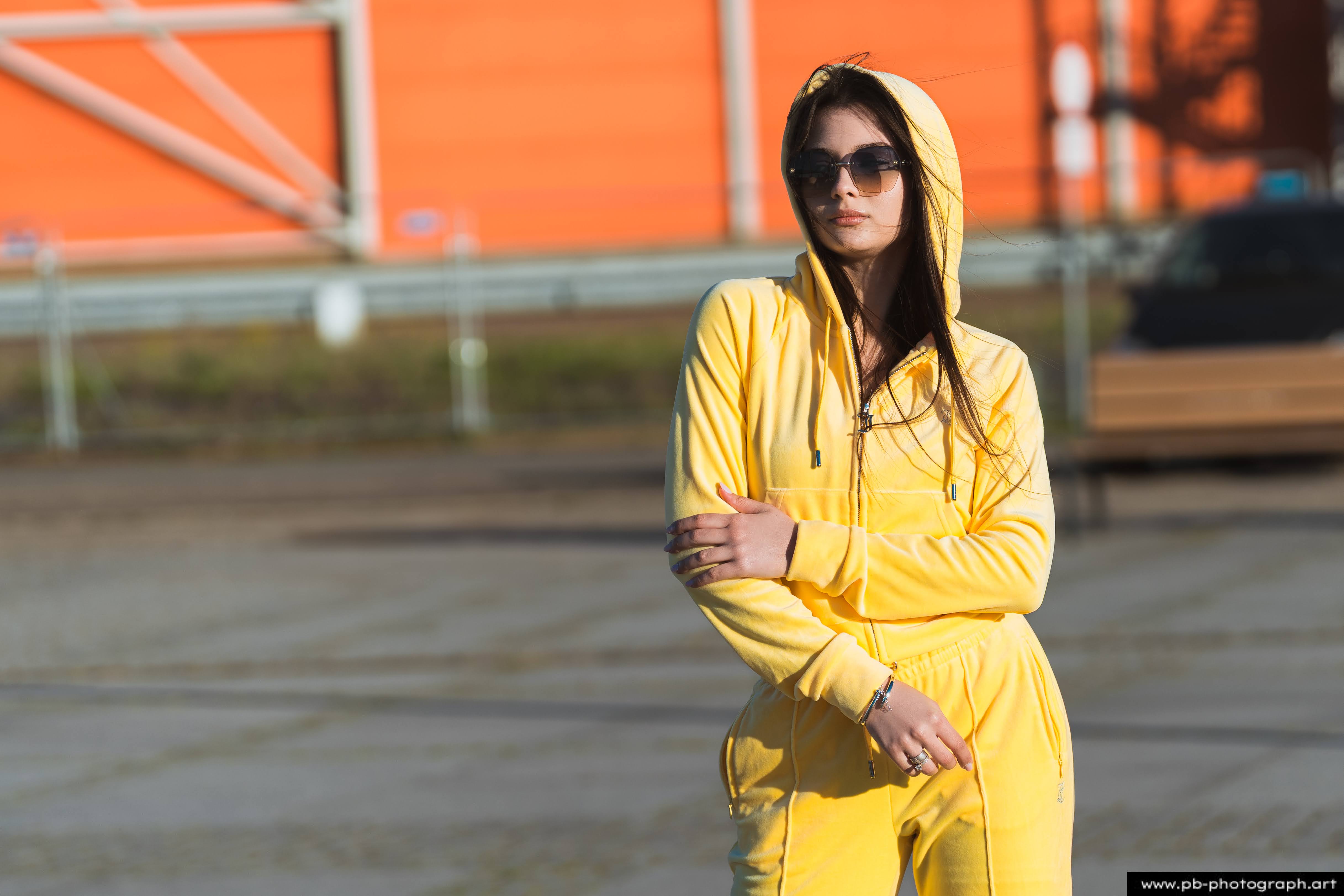 Fotografia produktowa na Łasztowni w Szczecinie — modelka w żółtym dresie, podkreślająca unikalny styl kolekcji.