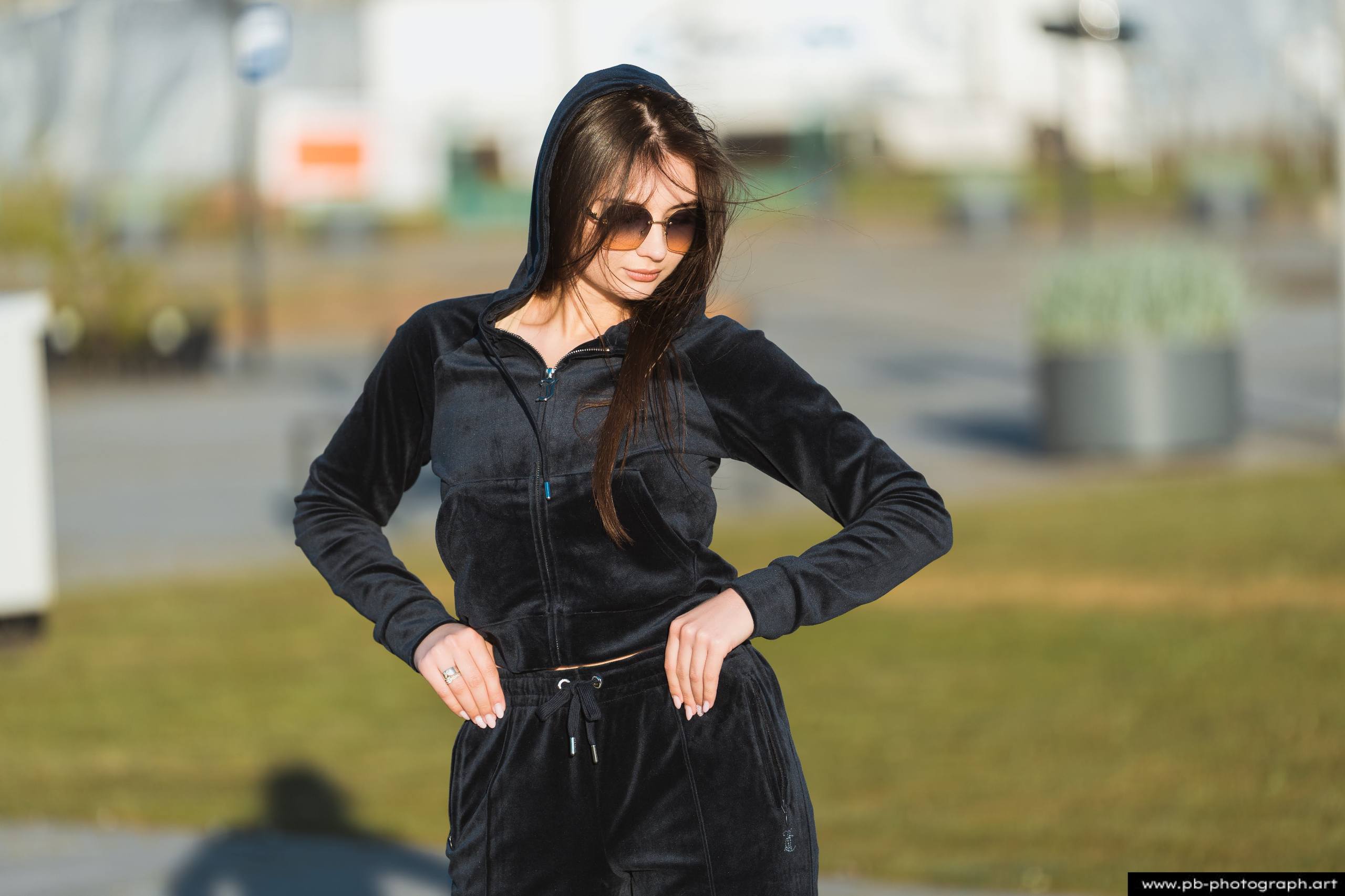 Fotografia produktowa na Łasztowni w Szczecinie — modelka w najnowszej kolekcji odzieżowej.