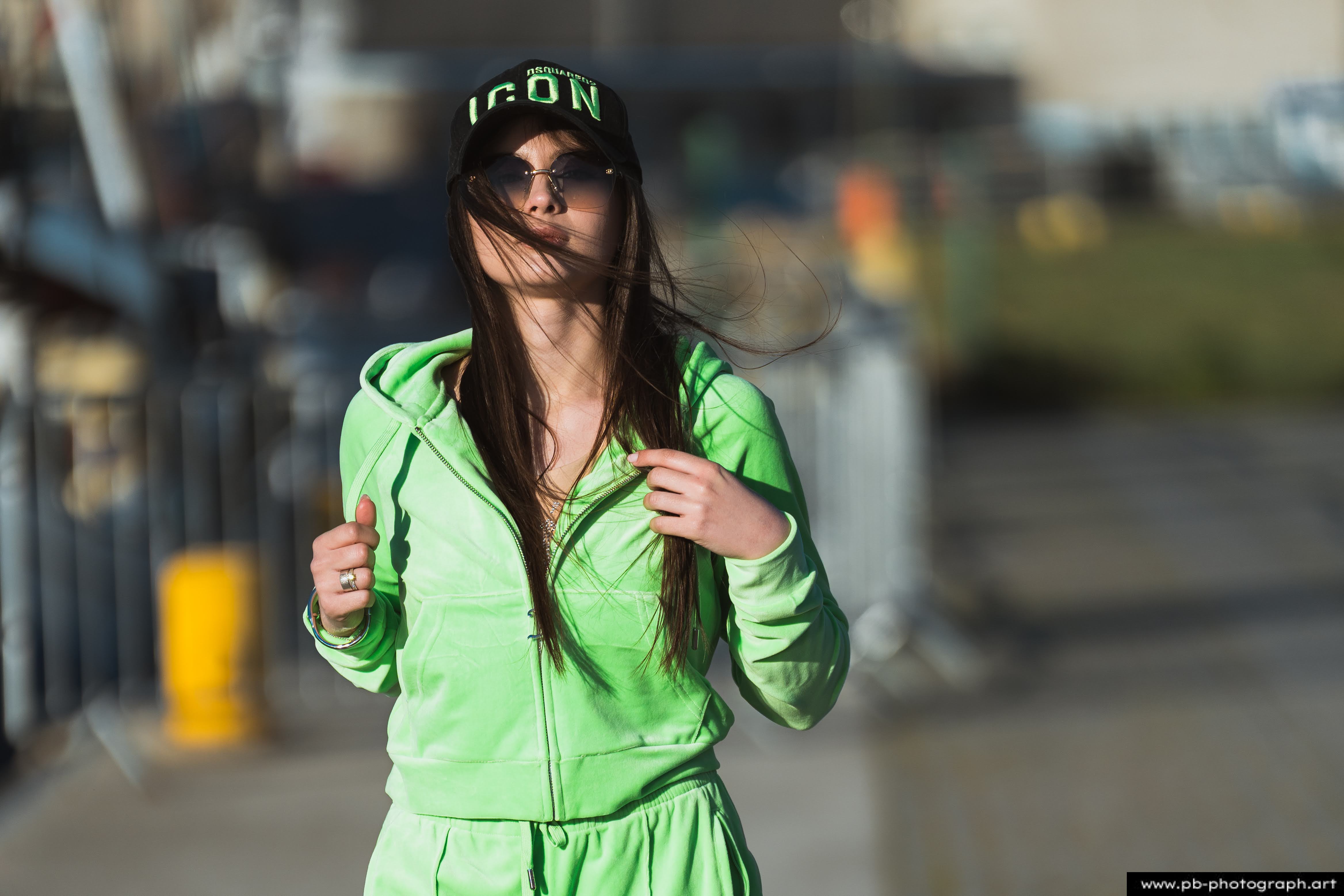 Fotografia produktowa w Szczecinie — modelka w zielonym dresie na Łasztowni, podkreślająca unikalny styl kolekcji.