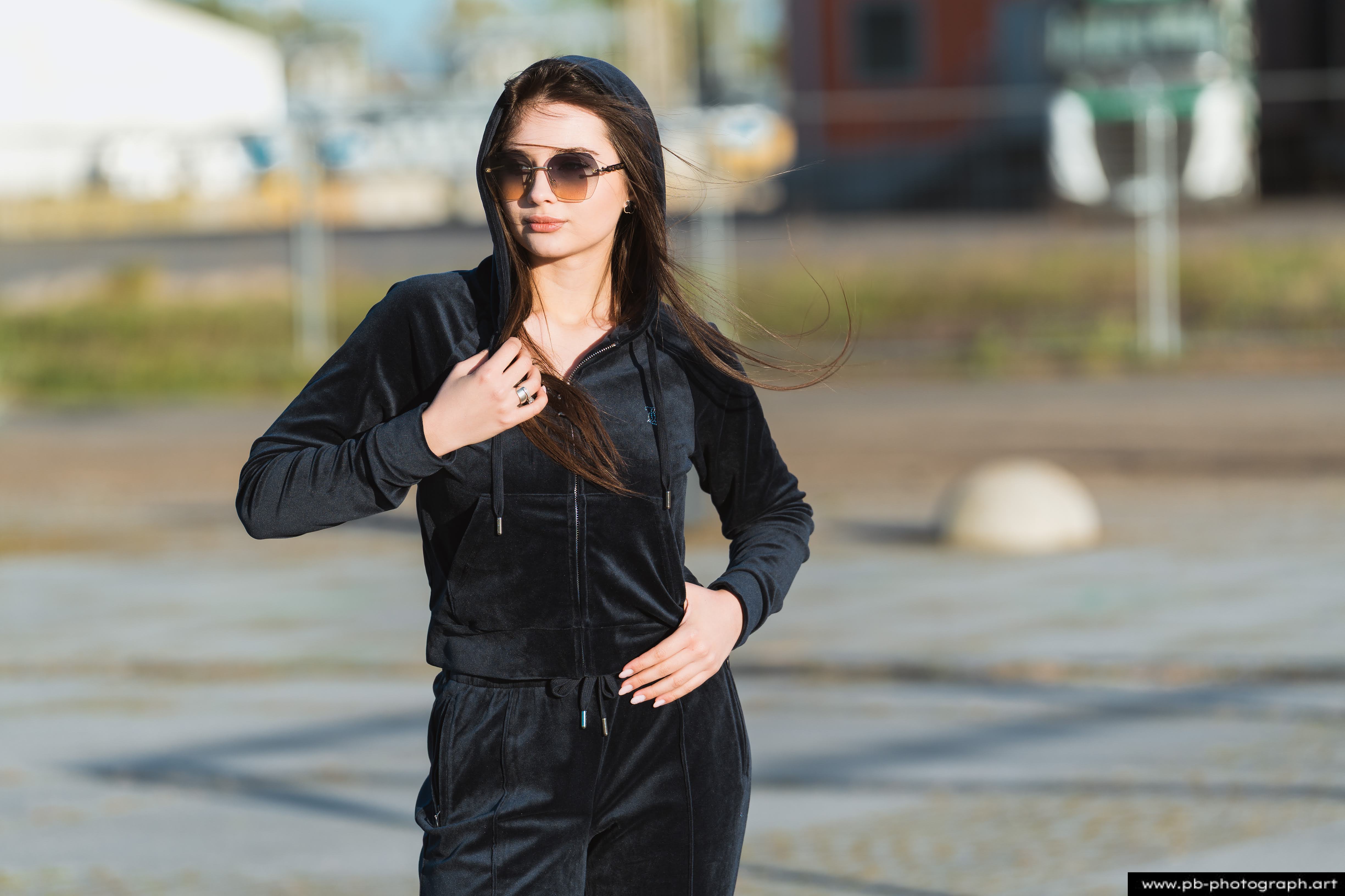 Fotografia produktowa na Łasztowni w Szczecinie — modelka w eleganckim dresie z najnowszej kolekcji ubrań.
